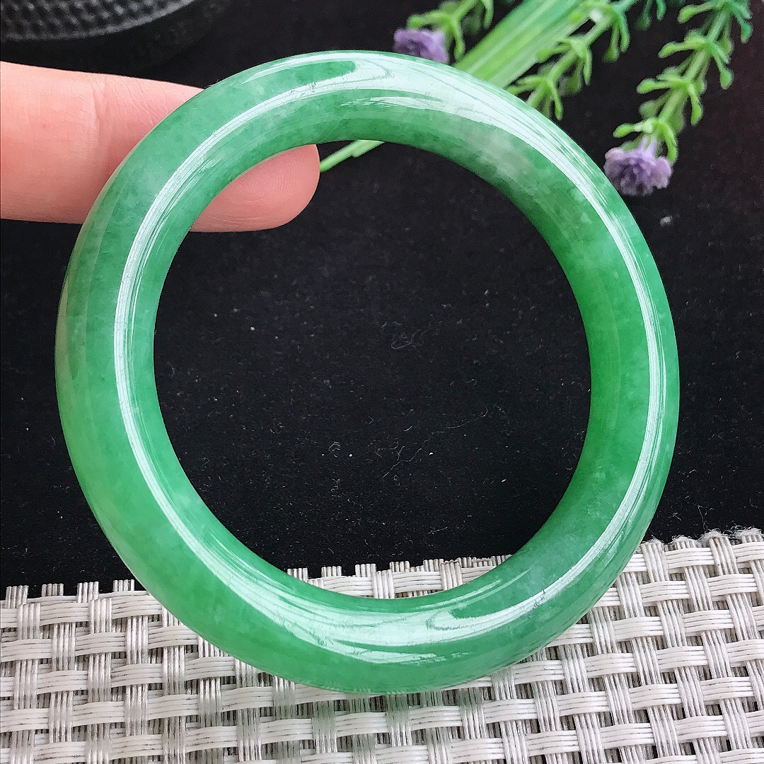 实拍A货翡翠53/10.5/10老坑精美满绿阳绿圆条手镯平安镯百搭