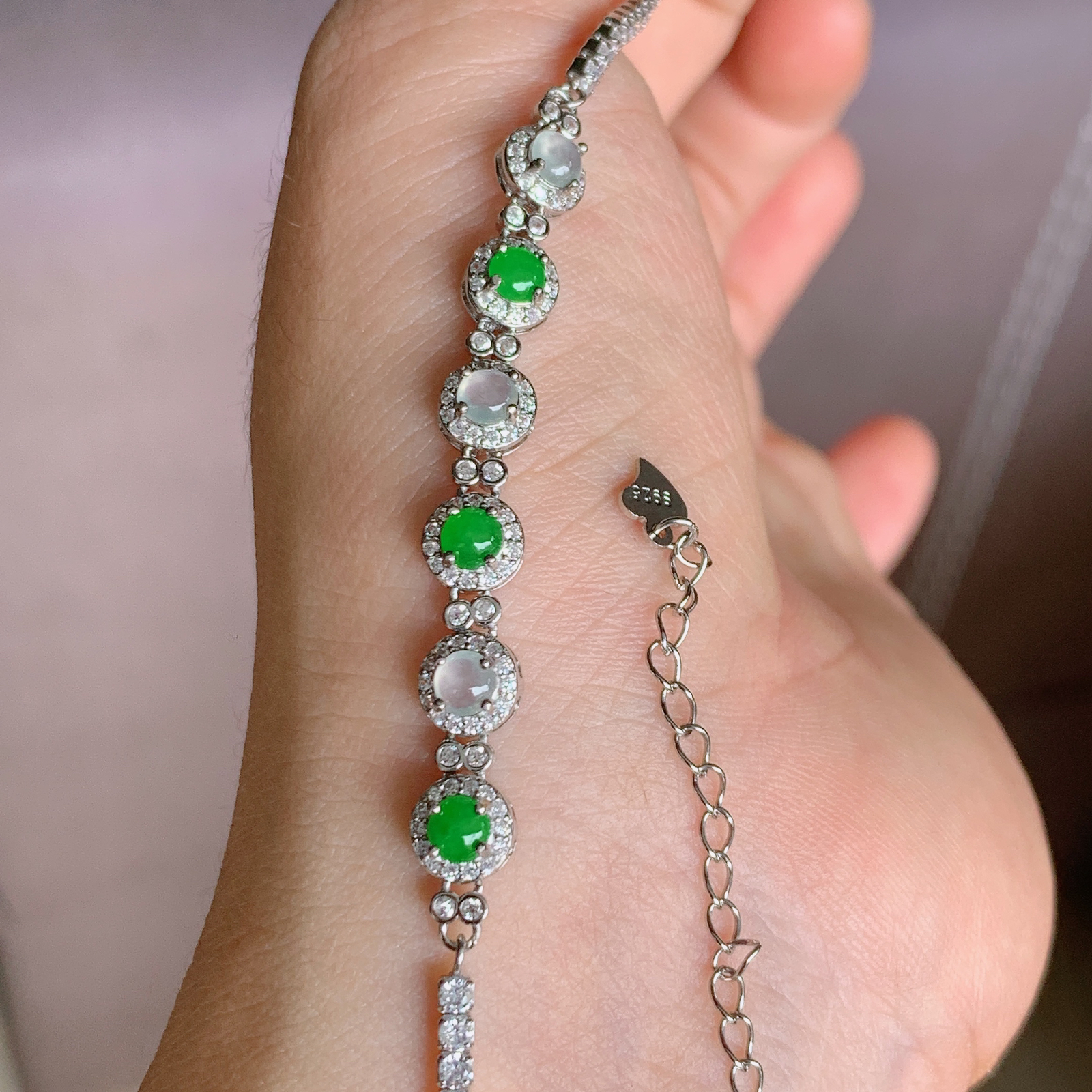冰润翡翠蛋面手链，水水润润，珠圆玉润，颜色鲜艳，妙明清净，清秀高雅，佩戴效果优雅迷人！性价比超值 W815.3 取一尺寸：6-4mm    裸石尺寸大：3.5mm