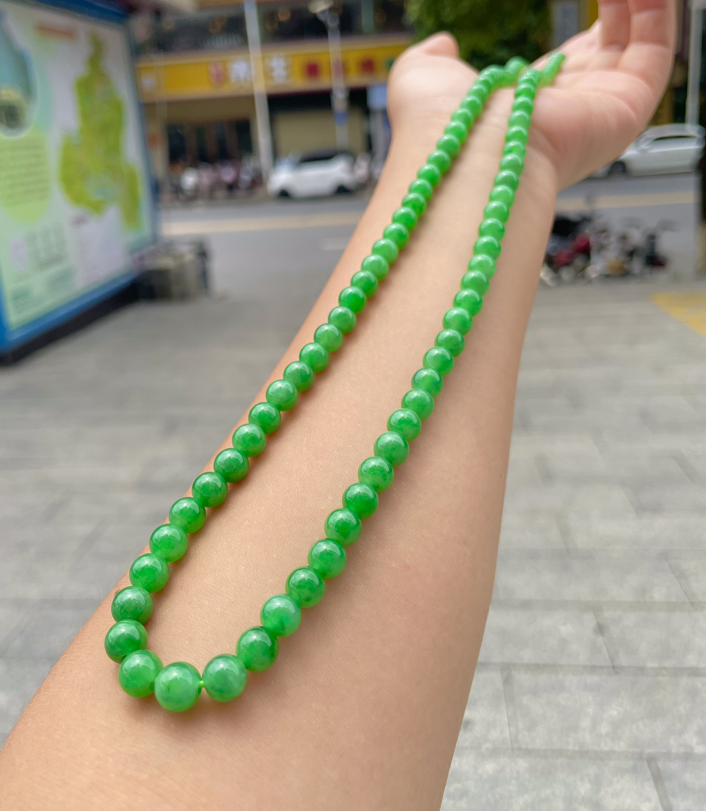 【冰种满绿圆珠珠链】冰感十足，通透闪亮，颜色很艳丽，收藏品质，推荐入手。尺寸6.2-7.1