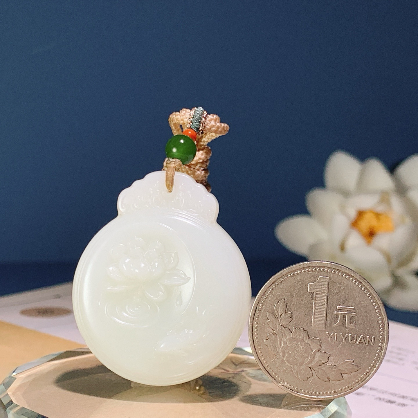 和田玉白玉连年有余挂件。尺寸40/33/12重29克！玉质细腻油润。手推出油。佩戴高端典雅。lt260807
