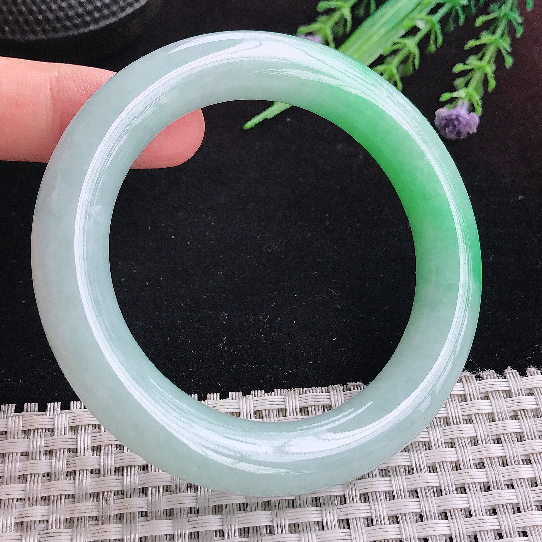 实拍A货翡翠55.8/11.5/11.7老坑冰润起胶飘阳绿圆条手镯平安镯百搭