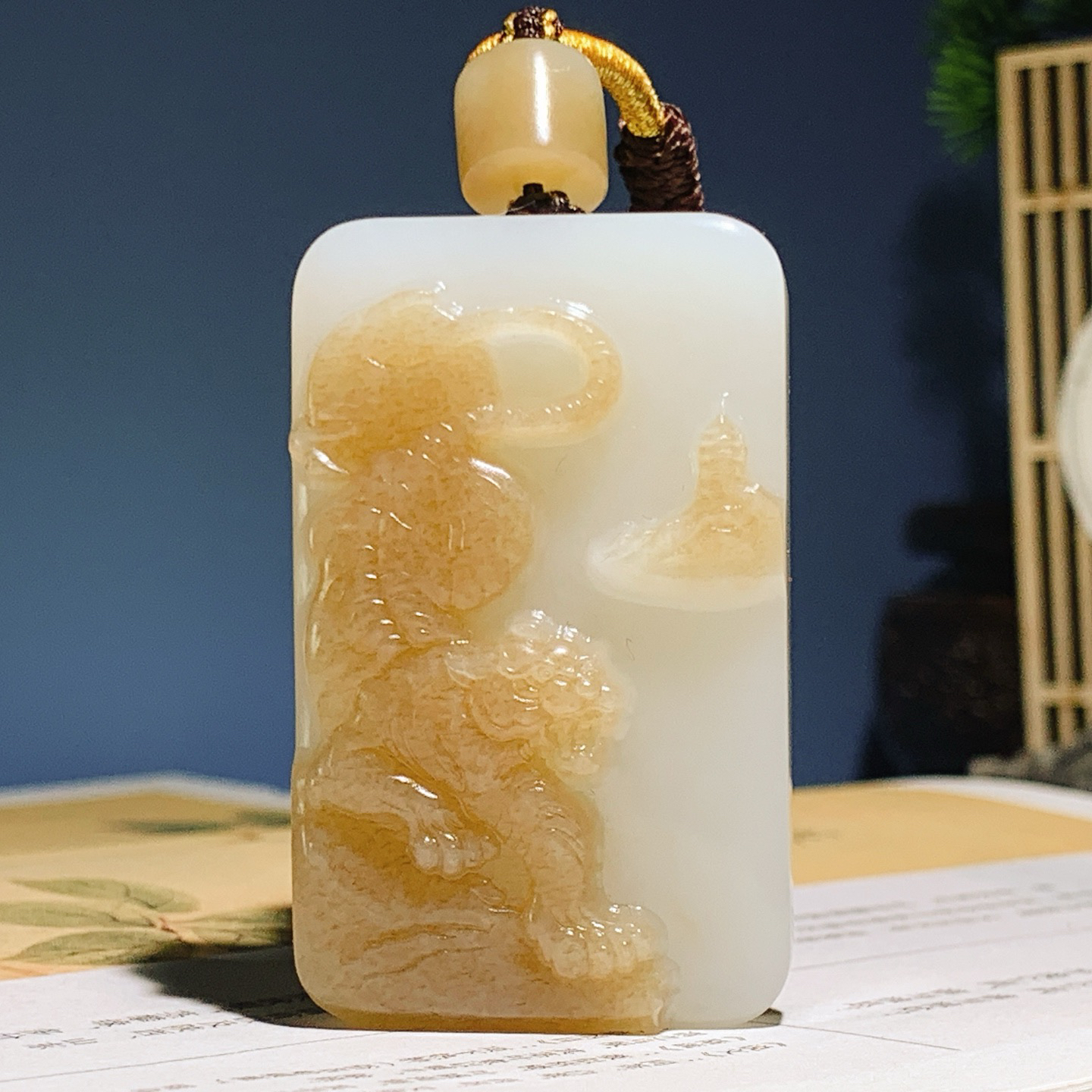 新疆和田玉且末糖虎虎生威老虎挂件。尺寸55/34/14重66克 玉质细腻油润。手推出油。佩戴高端典雅