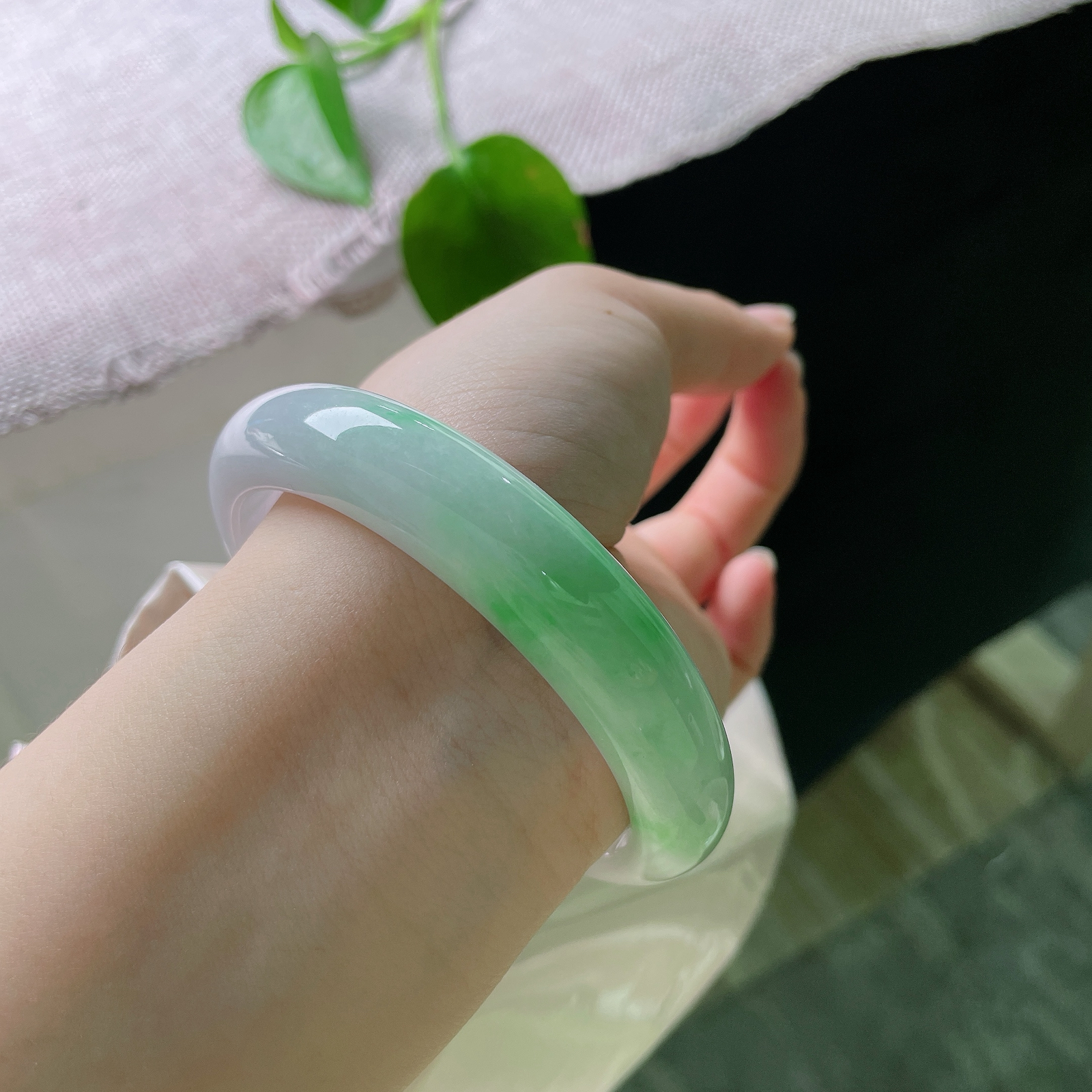 #限时特惠#58.7/12.8/8.2，飘绿正圈，一点皮纹，飘绿分布错落有致，灵动雅致，寓意平安顺遂ss56857a