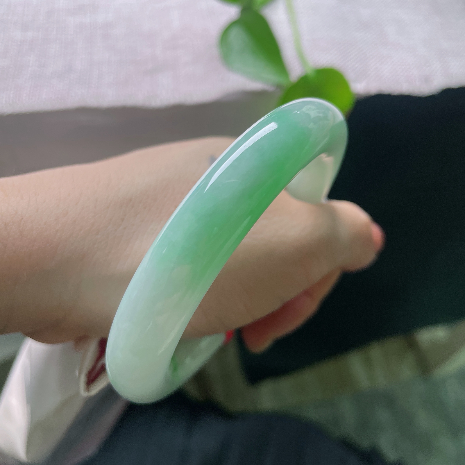 #限时特惠#56/12.1，飘绿圆条，一点皮纹，翠色错落分布，种水温润，复古器型，佩戴衬得手腕柔和雅致。 ss56690a
