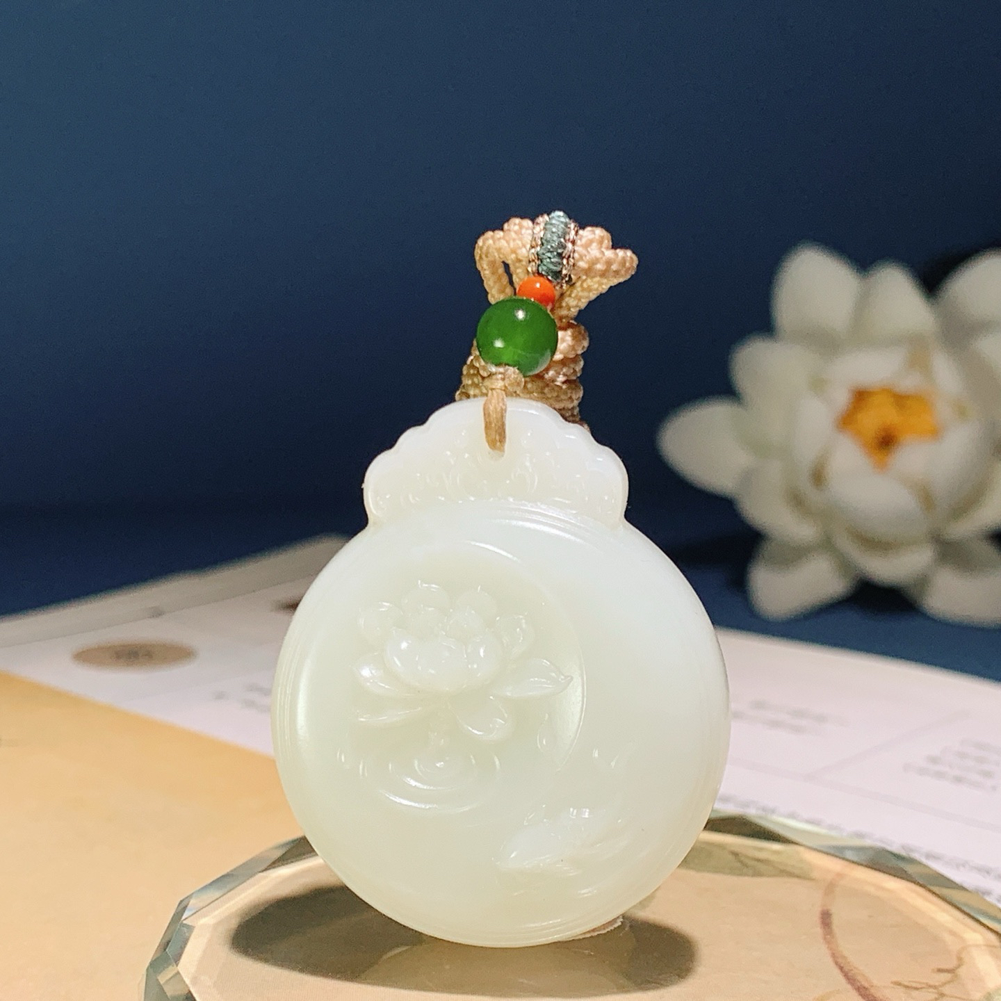 和田玉白玉连年有余挂件。尺寸40/33/12重29克！玉质细腻油润。手推出油。佩戴高端典雅。lt26
