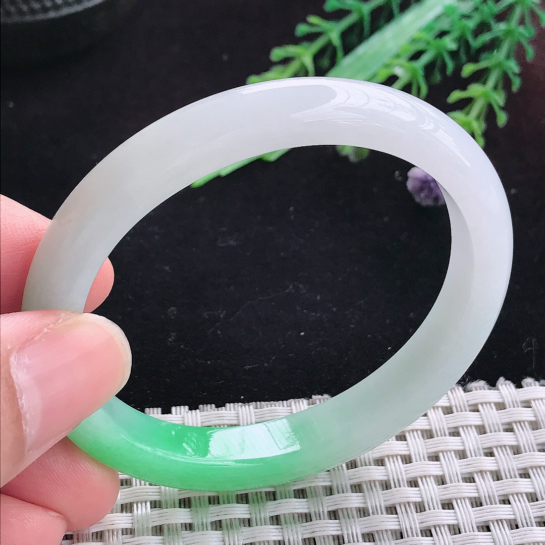 实拍A货翡翠53.5/46/9.4/7.2老坑冰润飘阳绿贵妃手镯平安镯百搭