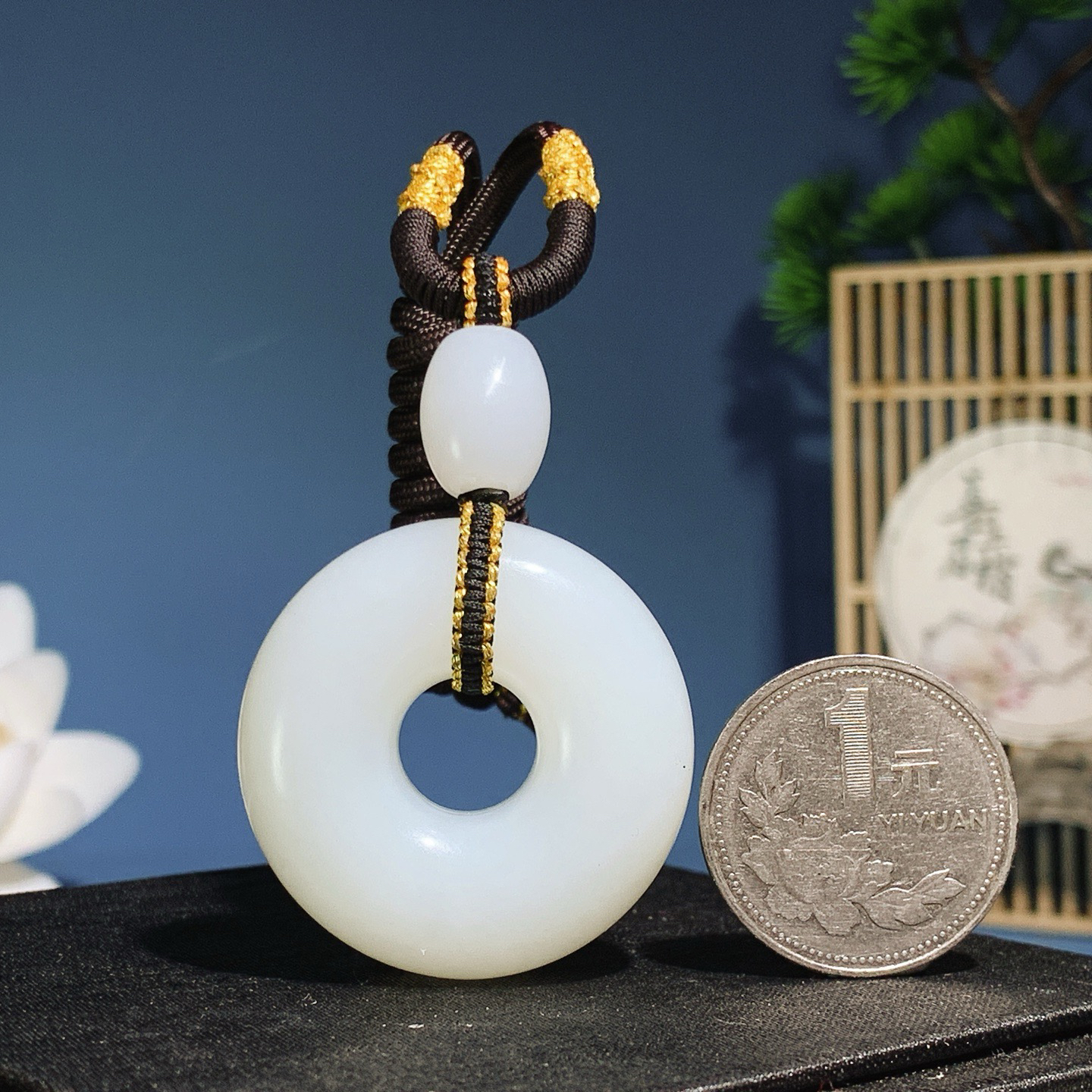 新疆和田玉羊脂白玉平安环挂件。尺寸35/13！玉质细腻油润。手推出油。佩戴高端典雅。lt260807