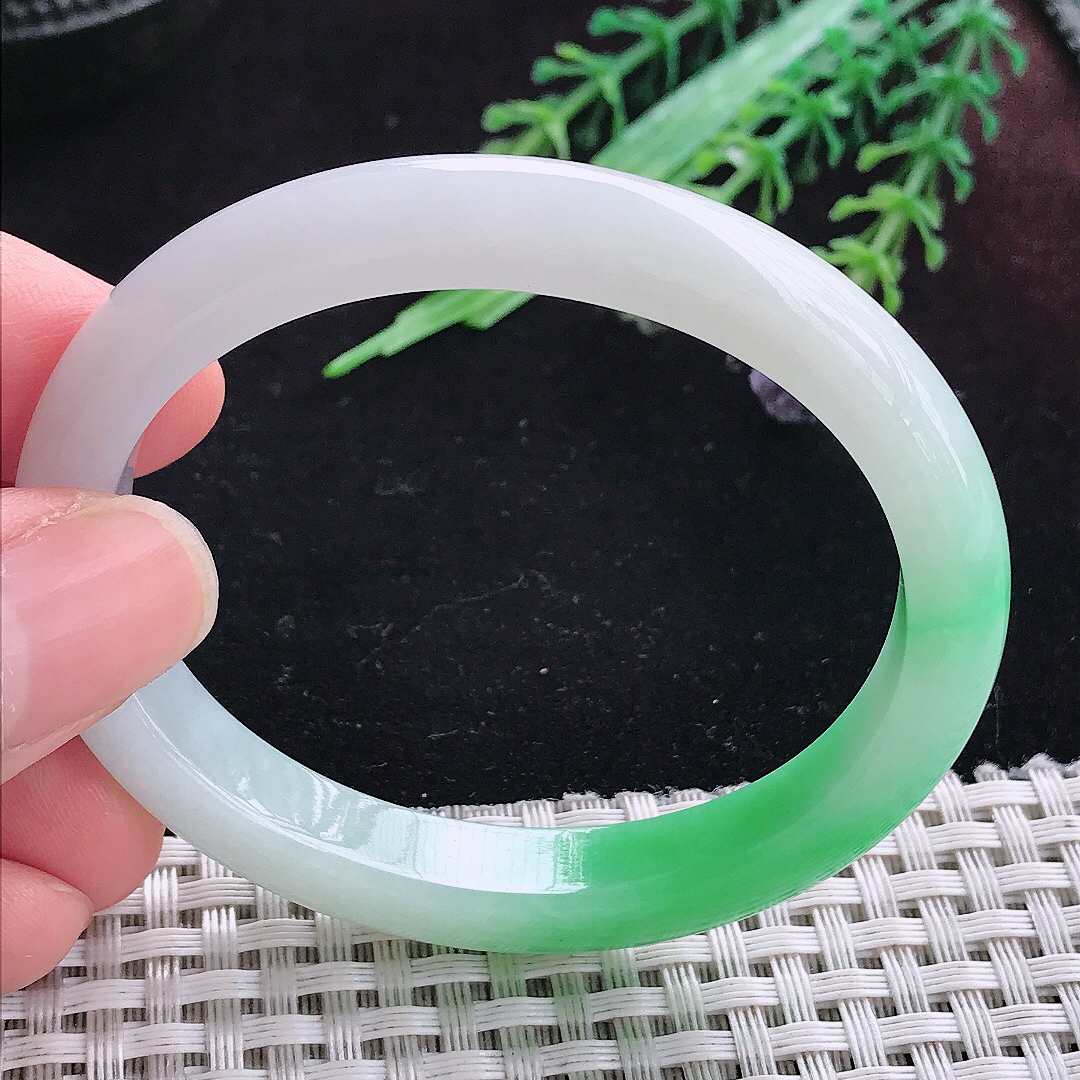 实拍A货翡翠53.5/46/9.4/7.2老坑冰润飘阳绿贵妃手镯平安镯百搭