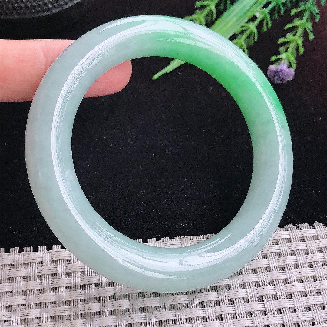 实拍A货翡翠55.8/11.5/11.7老坑冰润起胶飘阳绿圆条手镯平安镯百搭