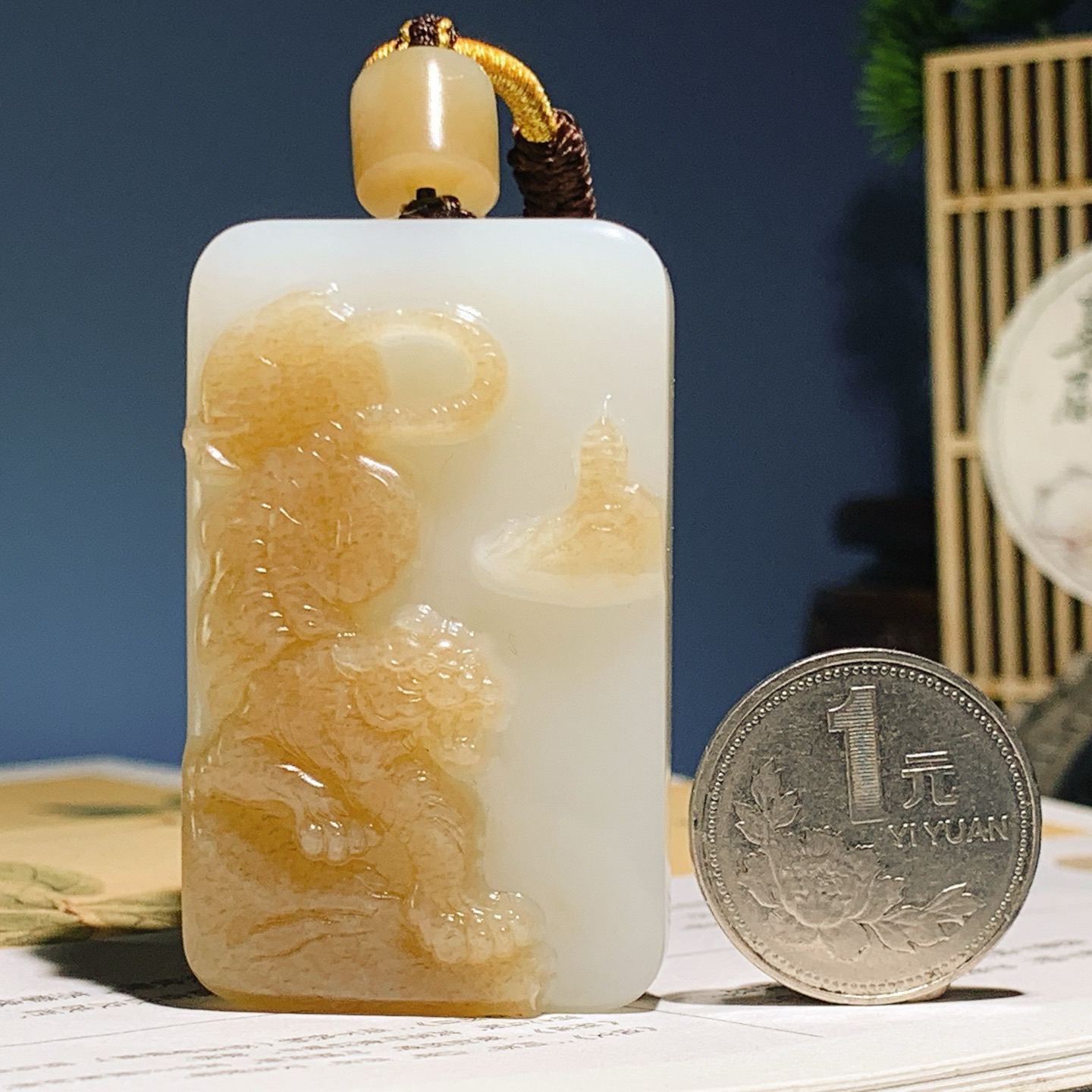 新疆和田玉且末糖虎虎生威老虎挂件。尺寸55/34/14重66克 玉质细腻油润。手推出油。佩戴高端典雅。lt260807