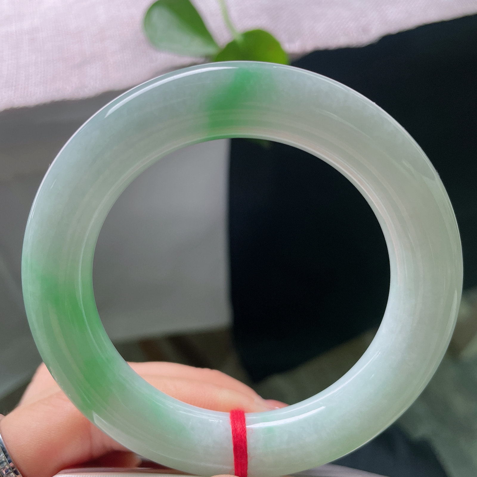 #限时特惠#56/12.1，飘绿圆条，一点皮纹，翠色错落分布，种水温润，复古器型，佩戴衬得手腕柔和雅致。 ss56690a