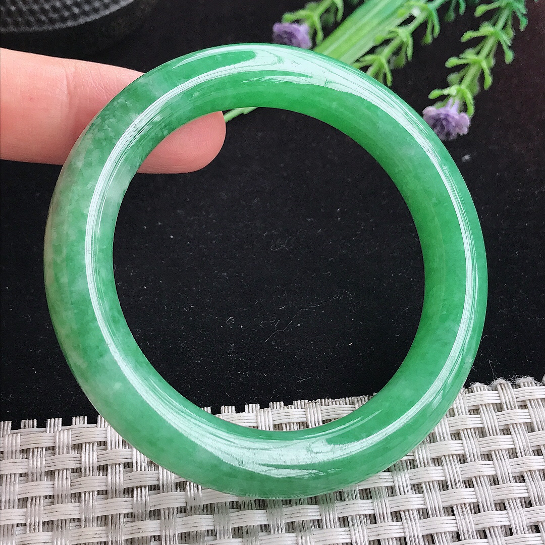 实拍A货翡翠53/10.5/10老坑精美满绿阳绿圆条手镯平安镯百搭
