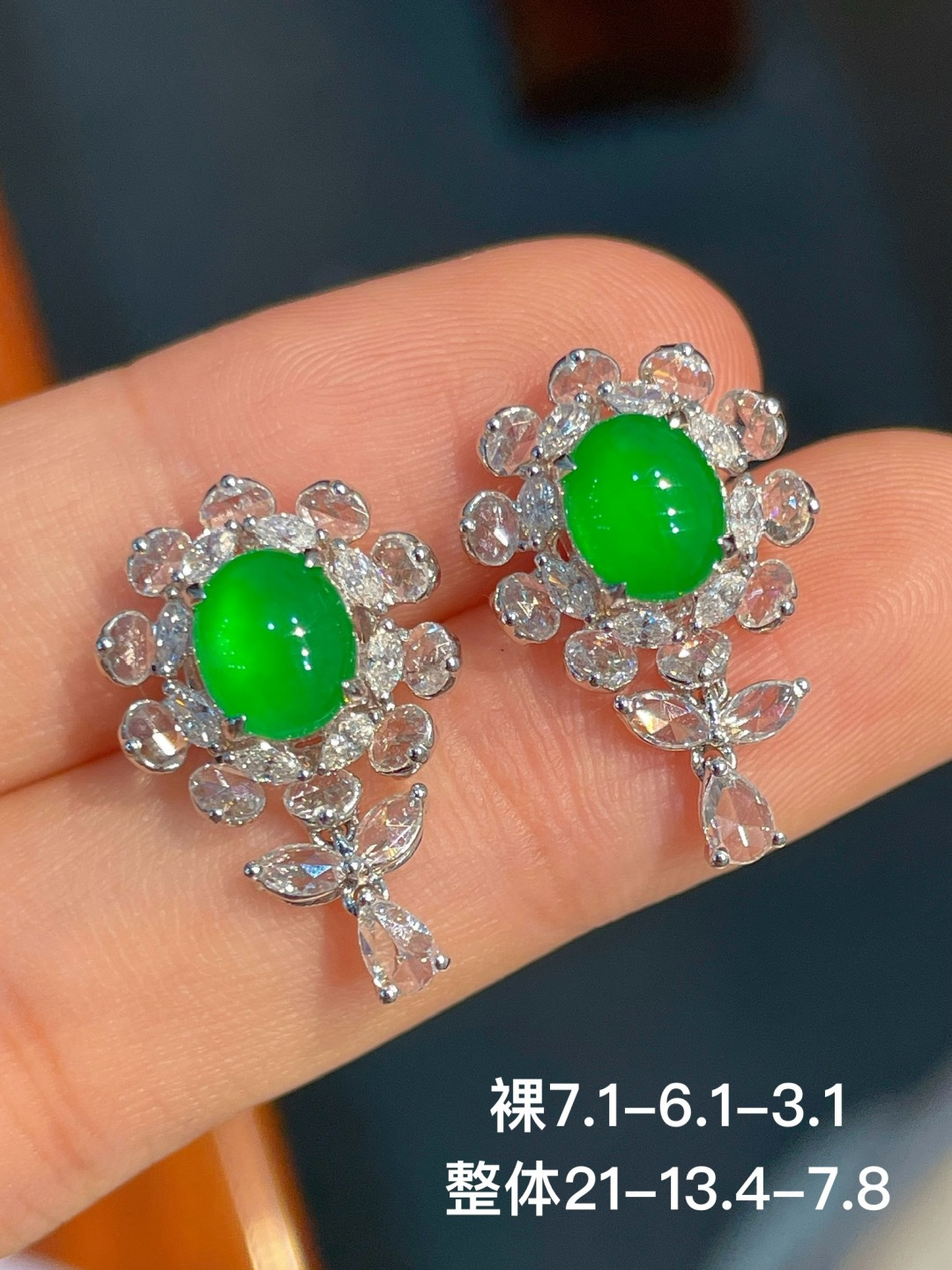 ️阳绿蛋面耳钉，无裂，18k金镶嵌，21-13.4-7.8