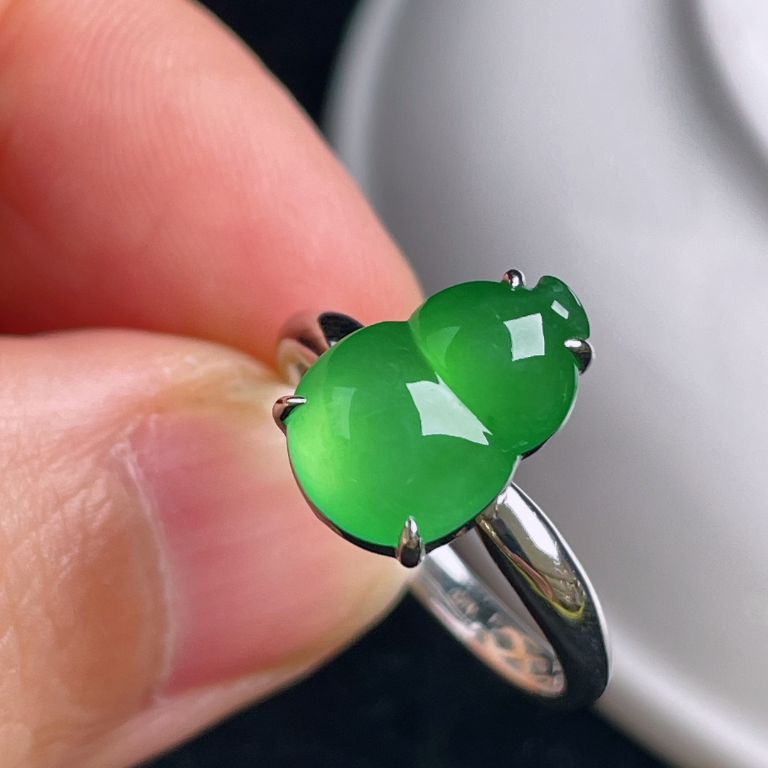 ️冰绿葫芦戒指，老种起光，细底通透，尺寸：裸石12.4/8.2/7.5mm0806