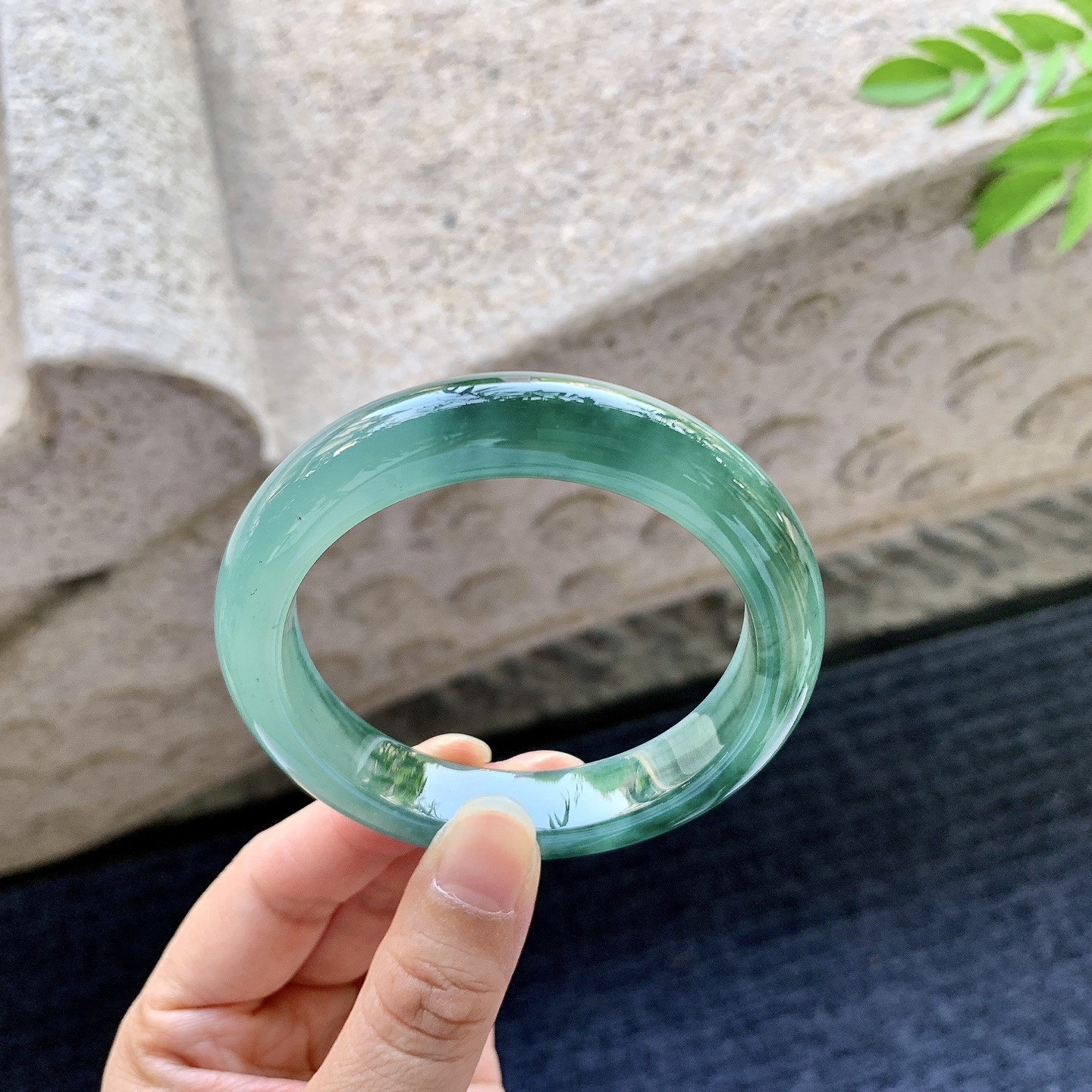 正圈55 56，圈口56.2/11.7/8.7，编码WW080738，糯冰飘花，水润，种老，细腻，无裂。