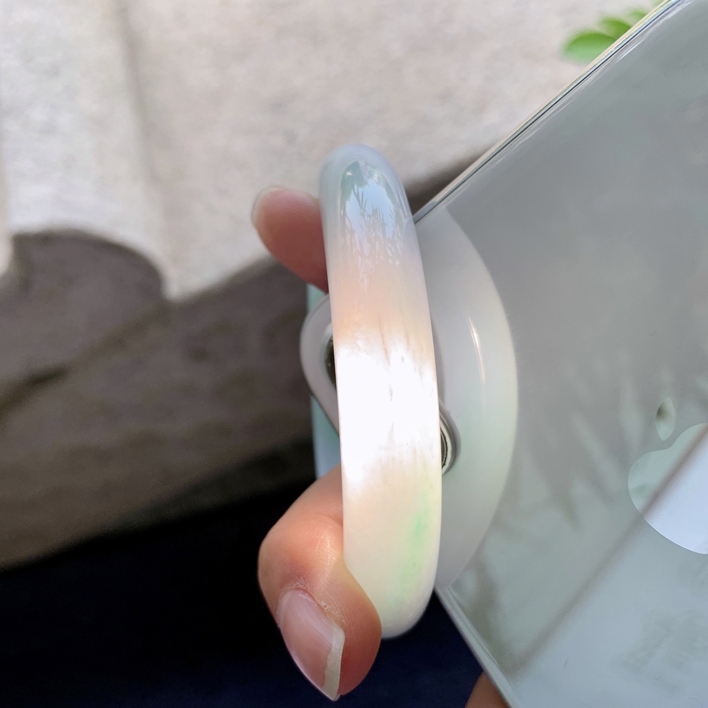 正圈56 57，圈口56.8/11.6/8.3，编码AD080729，糯冰椿彩，水润，种老，细腻，打灯有纹线。