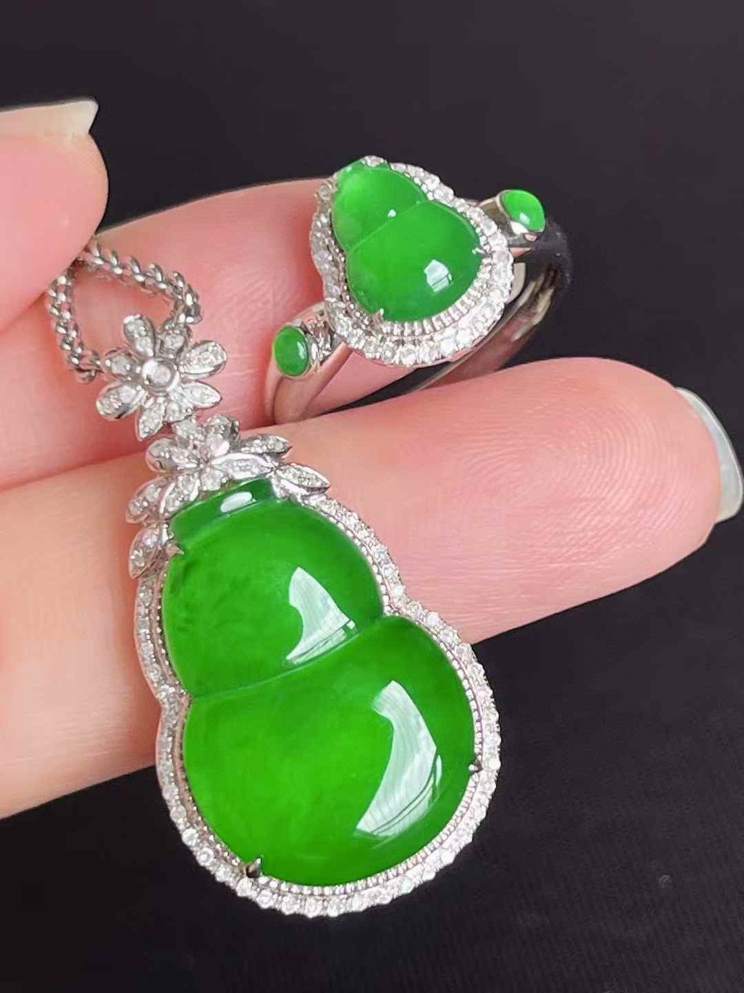️ 精美套装[色] 满色辣绿葫芦戒指葫芦吊坠 品质杠杠滴 无裂，一套 9.2-6.9-4.5