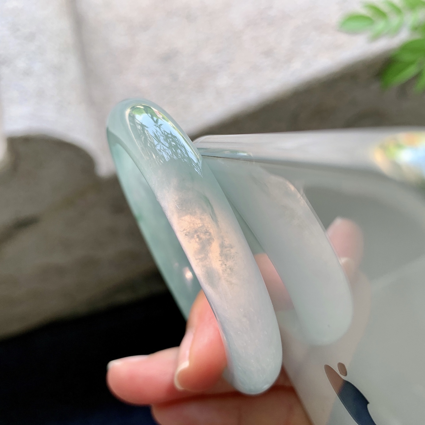 贵妃51 52，圈口52.7/45.1/10.1/7.8，编码LH080716，描述糯冰飘绿，水润，种老，细腻，打灯有絮线