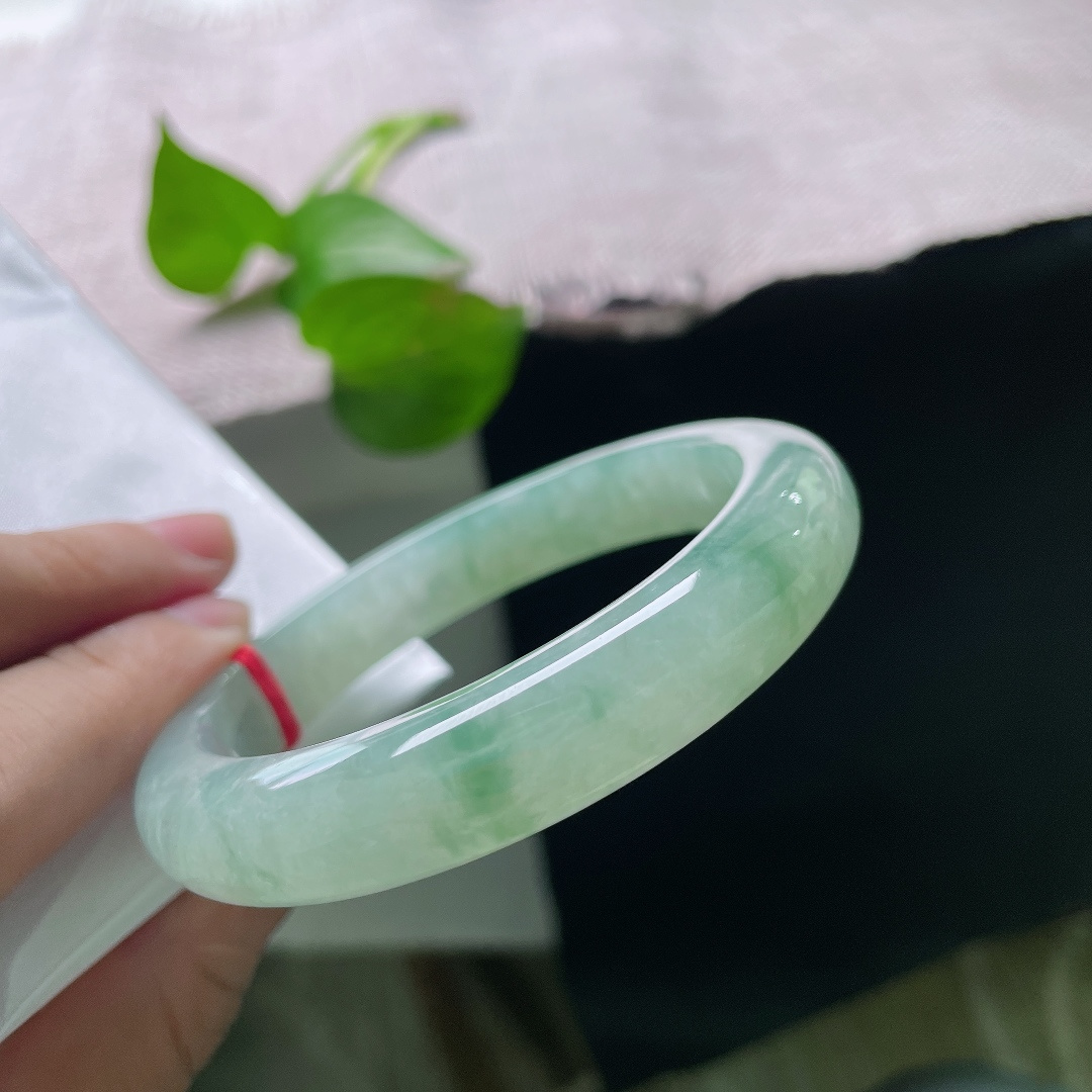 57.7/11.5/9，飘花正圈，底色是清润的湖水浅绿，通透温润，缕缕绿飘花随性萦绕镯身，自带清幽雅致的气韵，ss55853a