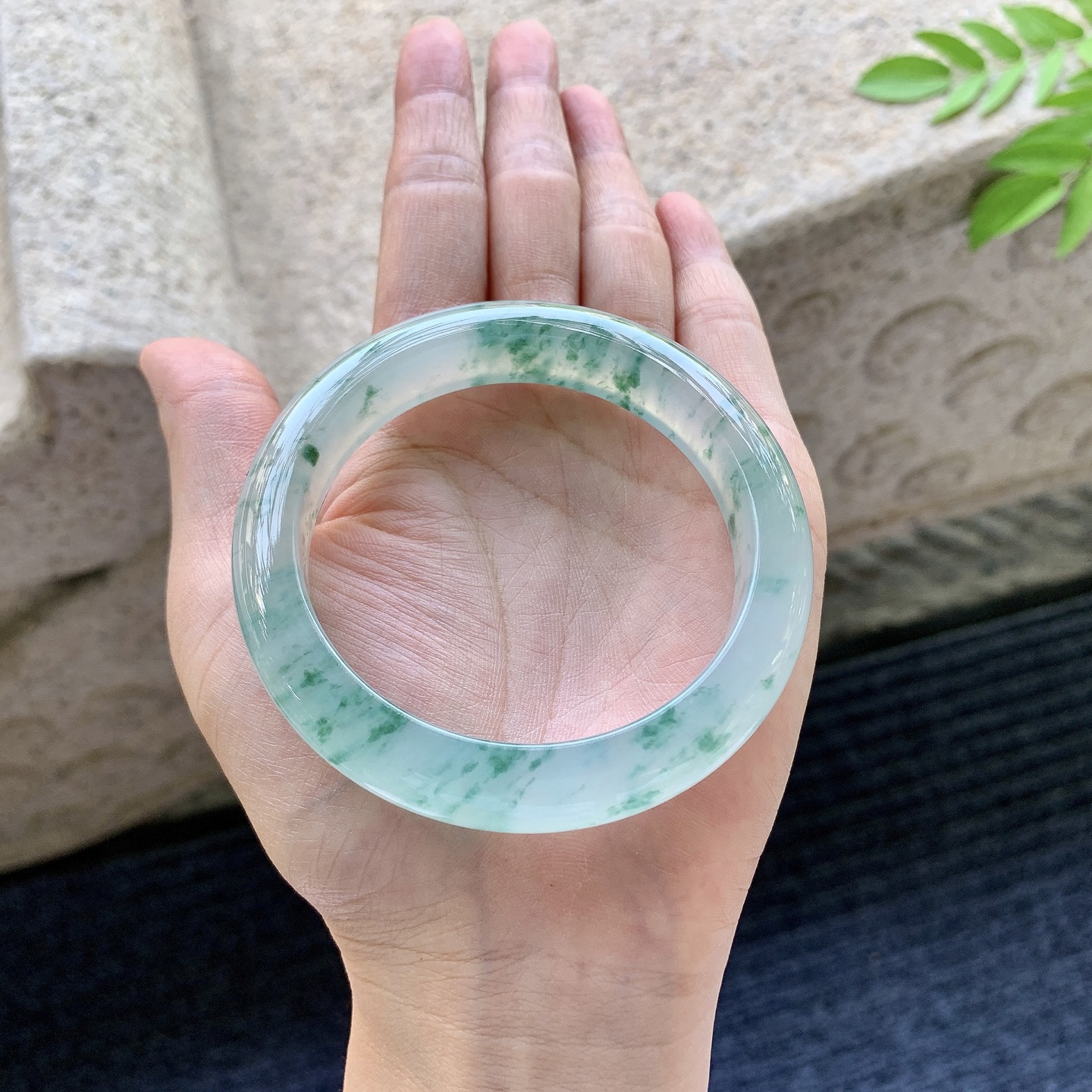 正圈56 57，圈口56.2/12.1/8.8，编码A3080721，描述糯冰飘绿花，水润，种老，细腻，无裂。