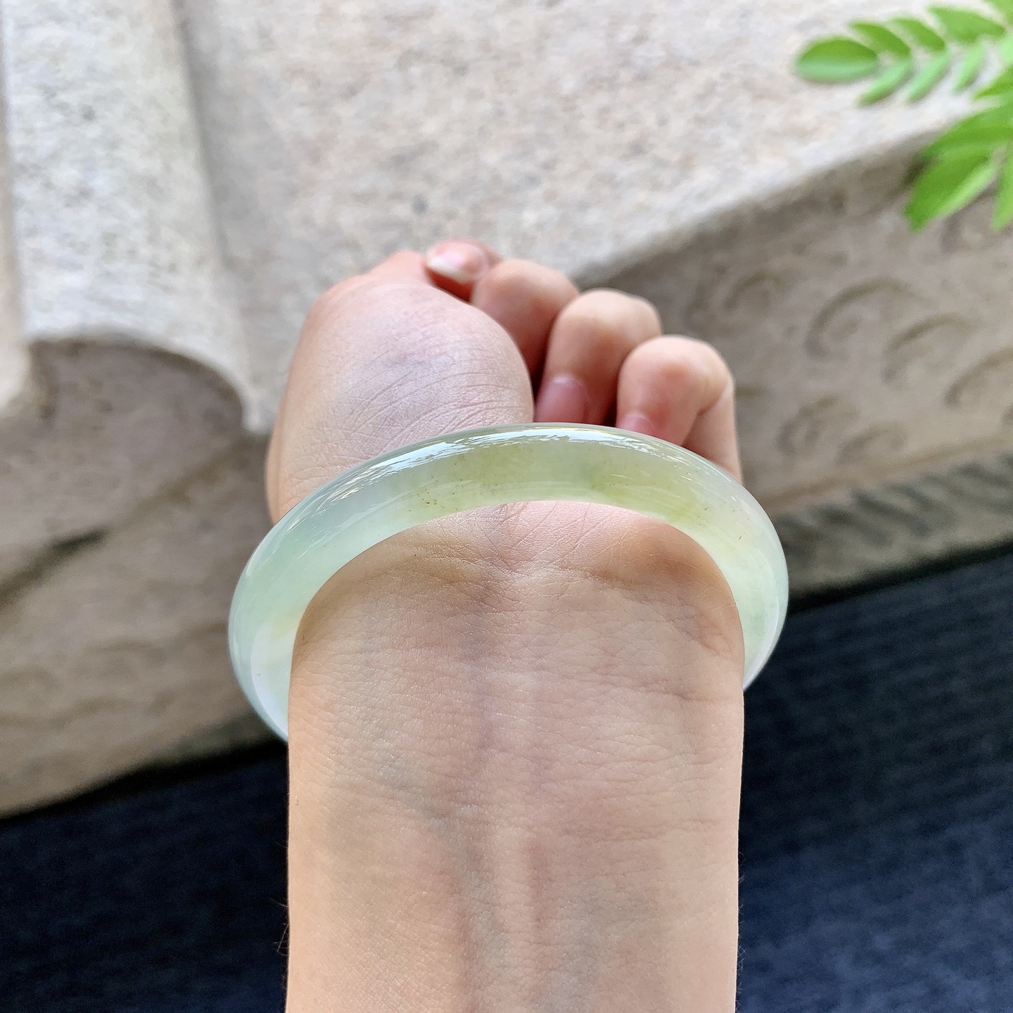 圆条52 53，圈口52.8/8/7.8，编码DJ080708，糯冰黄翡，水润，种老，细腻，打灯有棉线