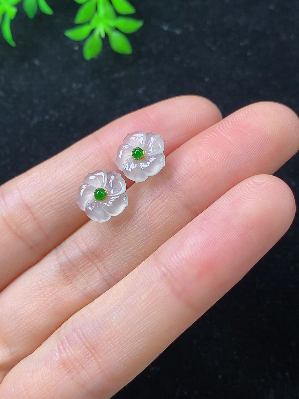 18k金镶白冰花朵耳钉一对，无裂，尺寸9.3-1.3mm,806xdz