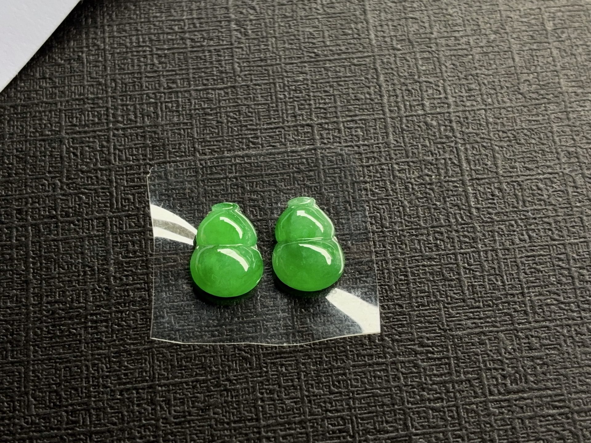 冰绿葫芦一对，尺寸：10×7.3×3.2 / 8.5×7.3×3.2