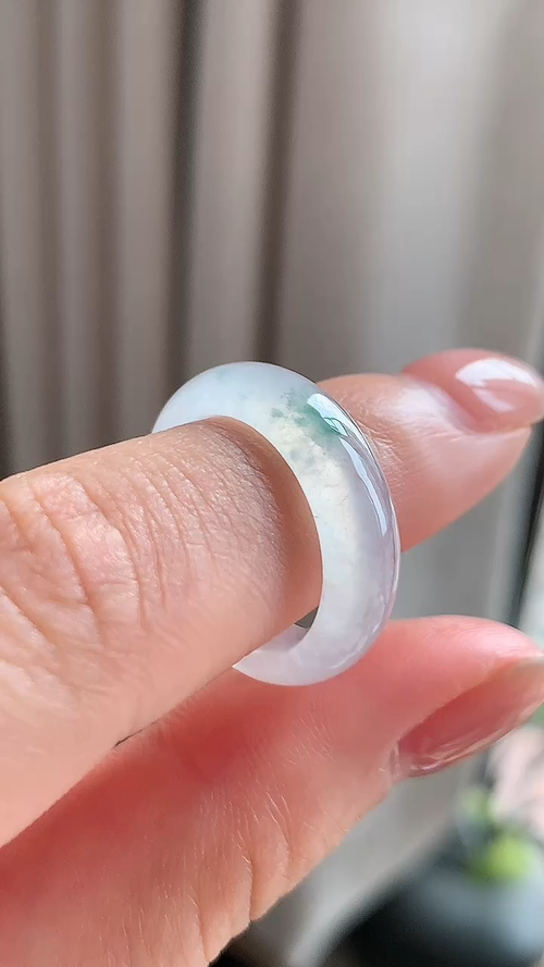 ️天然翡翠，飘花冰戒圈，尺寸6.2-3.3圈口13 jm85
