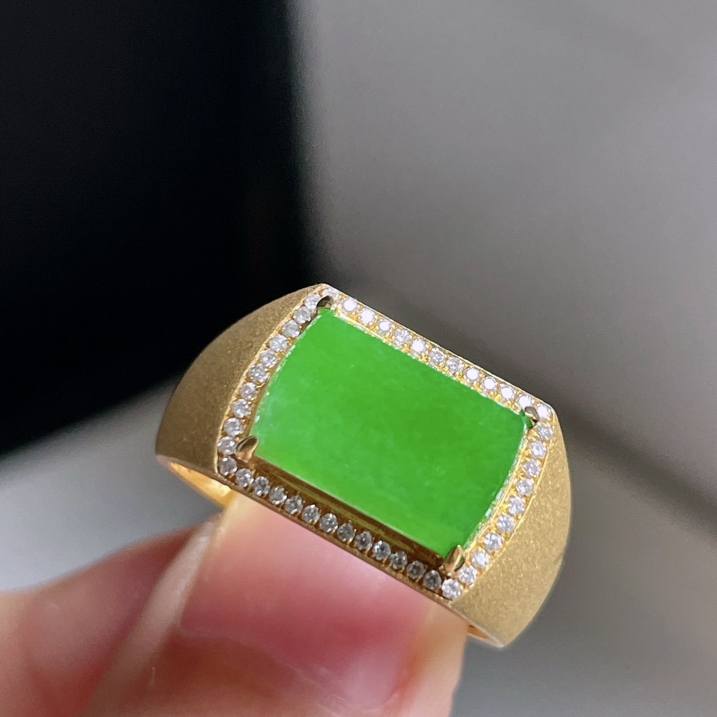 ️ 冰阳绿马鞍戒指 色泽鲜艳 种老水润 18k金镶嵌 裸石 11.4/7.4 圈口 17
