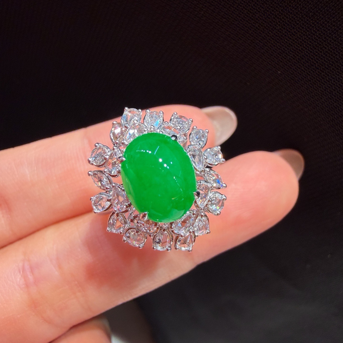 ️ 冰种正阳绿蛋面戒指，通透水润，玉质细腻，翠色鲜艳，18k金奢华钻石镶嵌