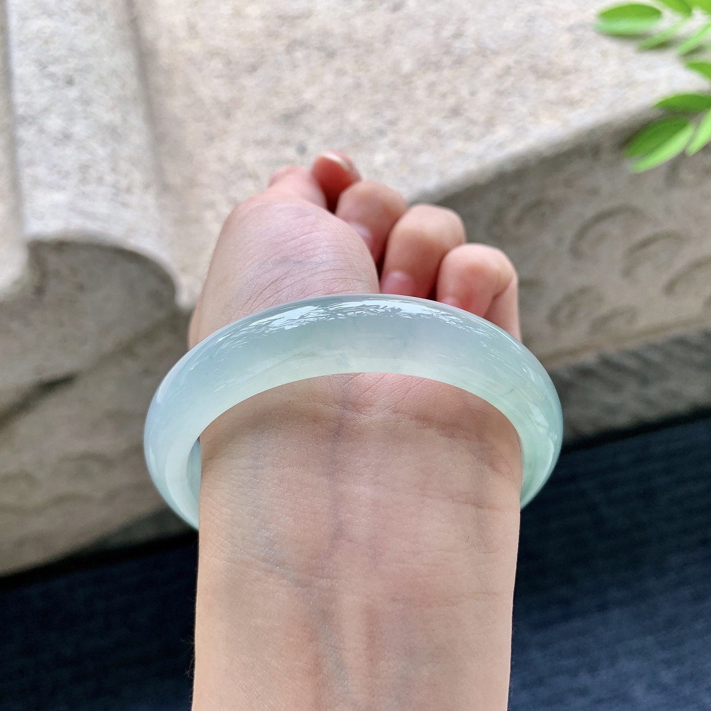 正圈56 57，圈口57/12.8/7.7，编码Q5080619，糯冰晴绿，水润，种老，细腻，无裂。