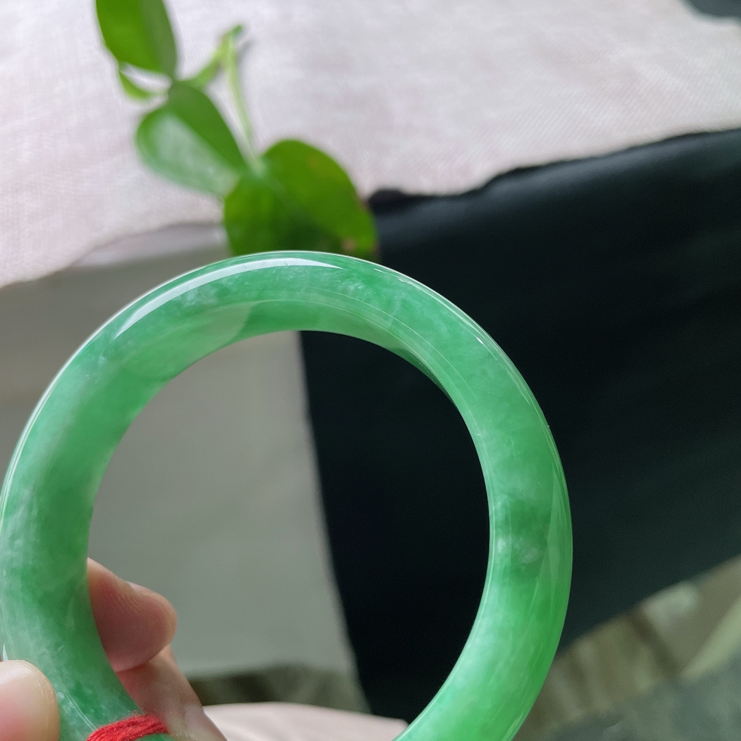 54.9/13.5/8.7，满绿正圈，无裂，翠色浓郁鲜亮，玉质水润，贵气十足，腕间气场全揽。ss56322a