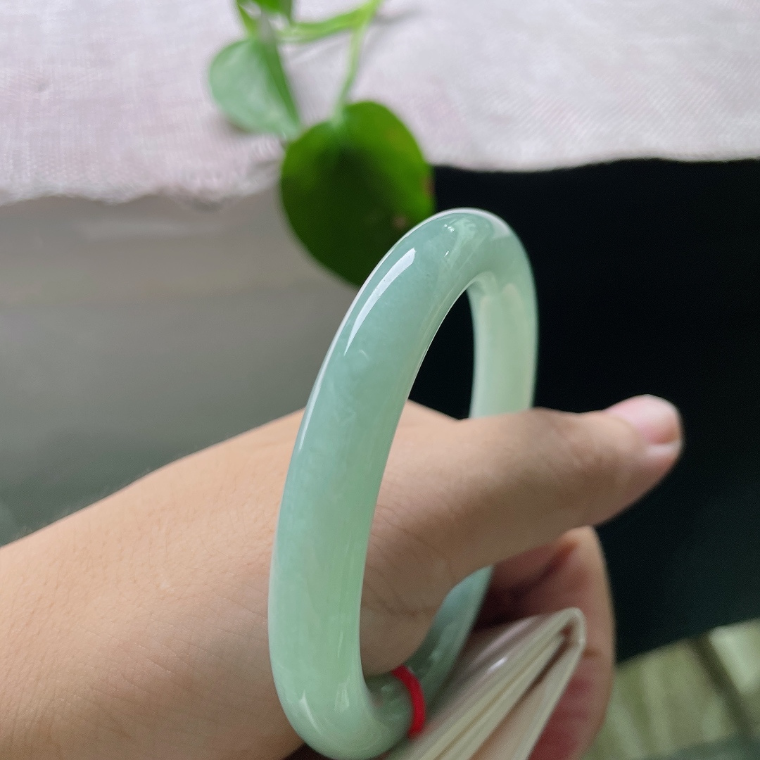 绿底圆条，无裂，干净素雅，没有多余杂色瑕疵。ss55974a