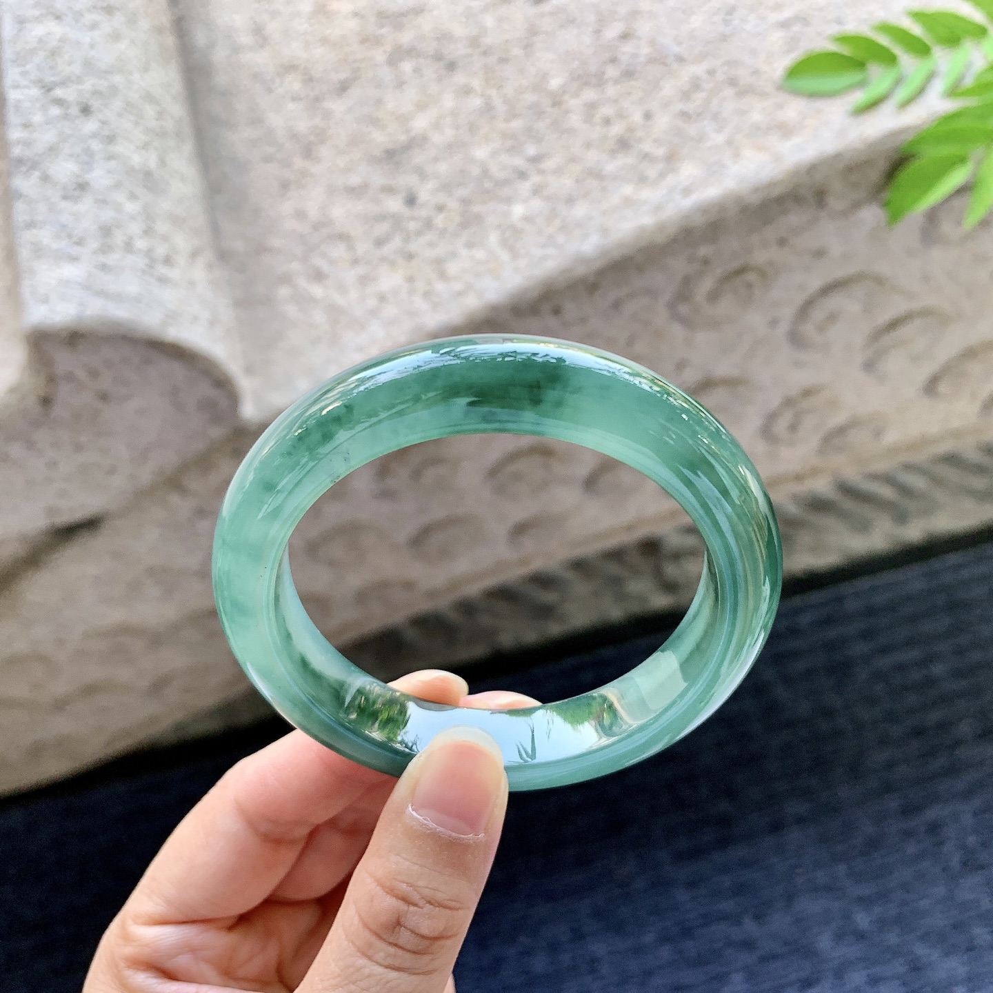 正圈55 56，圈口56.2/11.7/8.7，编码WW080738，糯冰飘花，水润，种老，细腻，无裂。