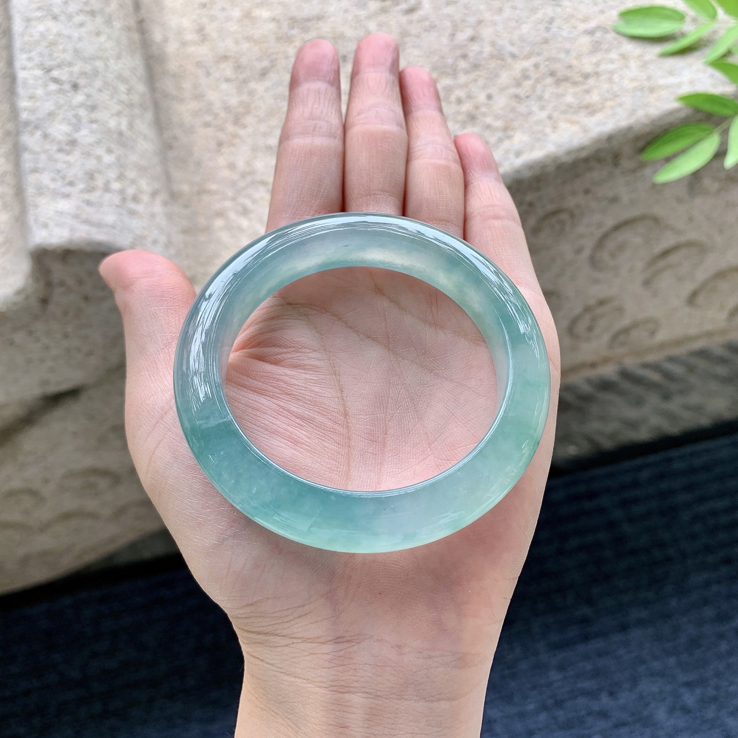 正圈53 54，圈口54.4/11.5/9.4，编码FL080608，冰糯晴蓝飘花，水润，种老，细腻，无裂。