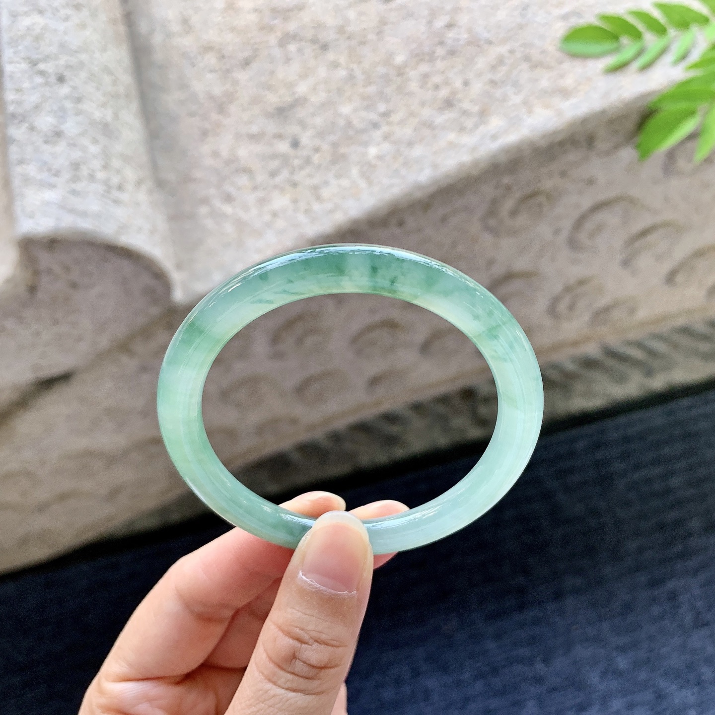 圆条52 53，圈口52.9/6.8/7.5，编码DJ080709，糯冰飘花，水润，种老，细腻，无裂。