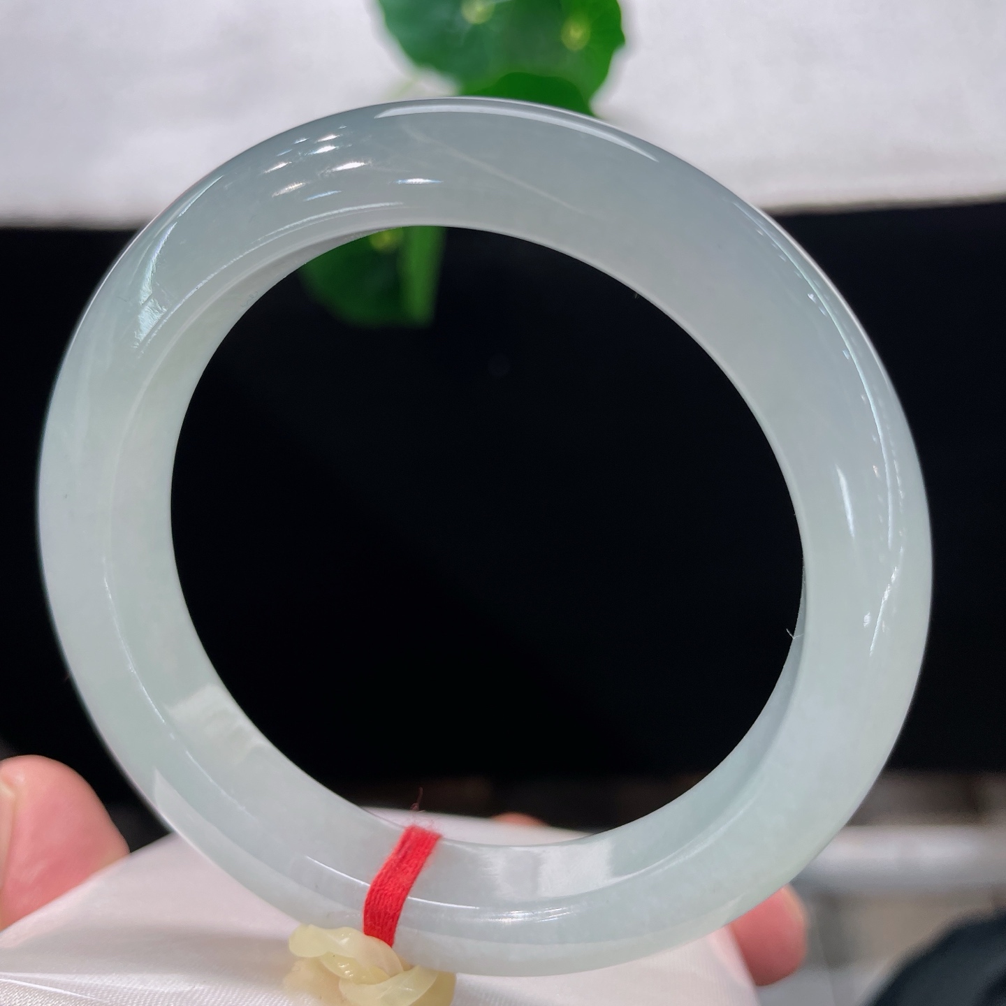 圈口55.8/11.3/8.8，白冰正圈，55/56可戴，仿若幽潭凝露，质地澄澈莹润。底色清浅素雅。无裂。
