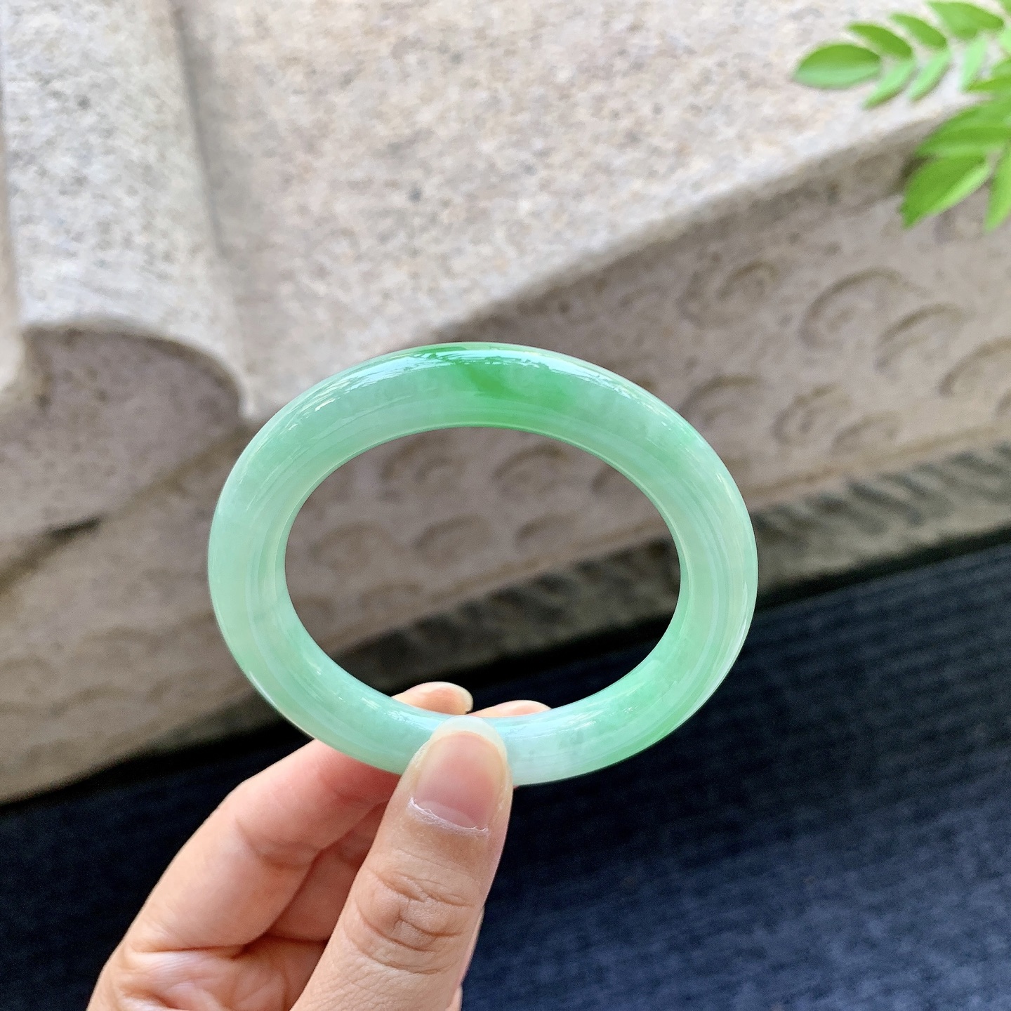圆条50 51，圈口51.3/9.1/9.1，编码WW080735，糯冰飘绿，水润，种老，细腻，打灯有棉线