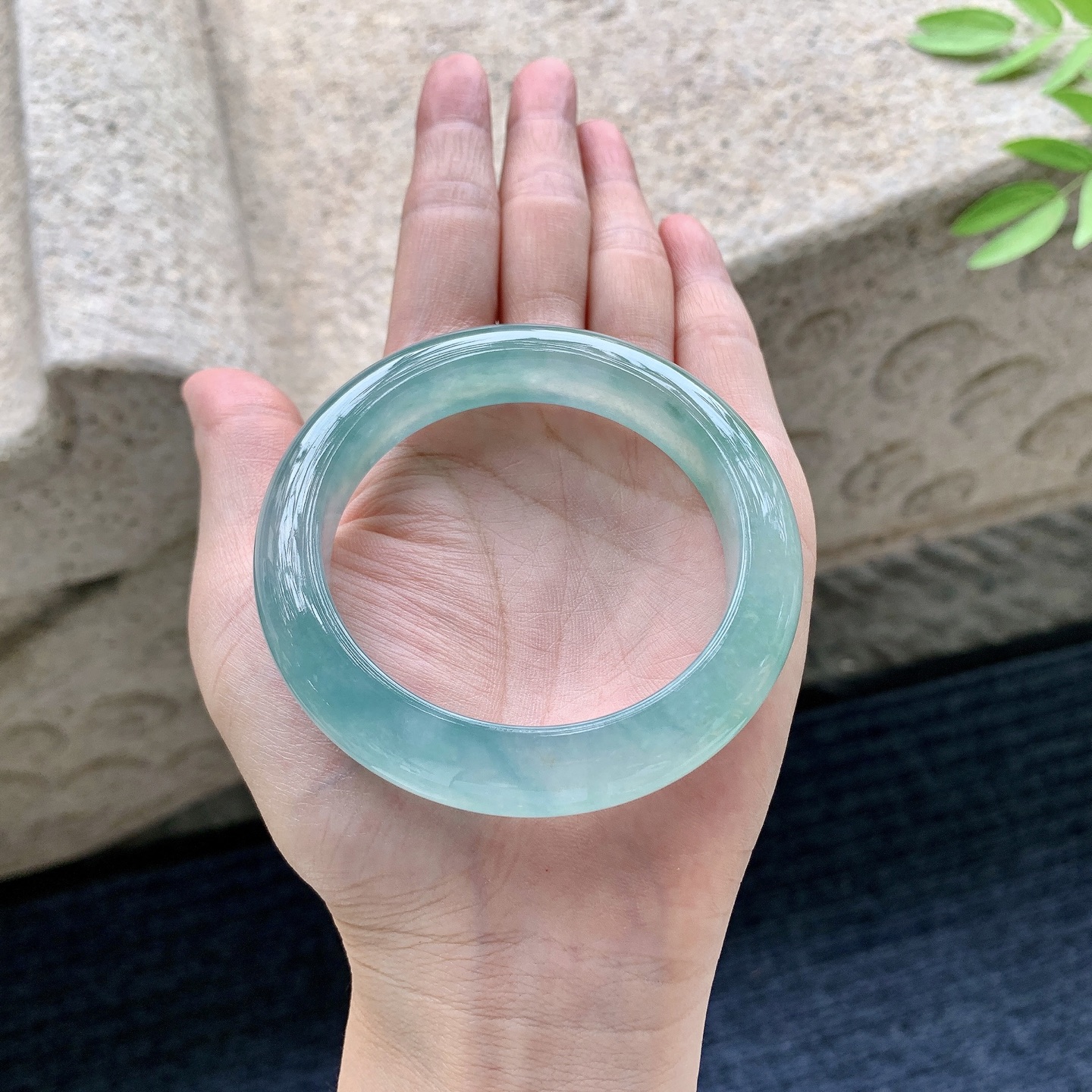 正圈53 54，圈口54.4/11.5/9.4，编码FL080608，冰糯晴蓝飘花，水润，种老，细腻，无裂。