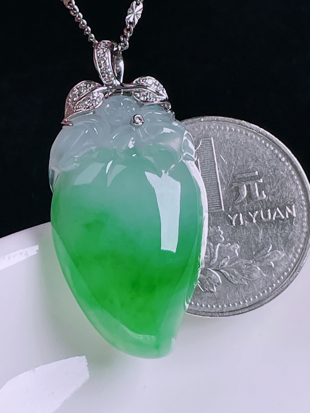 辣绿福瓜，老种起光，细底通透，尺寸：39裸石32/19.3/7.3mm0806