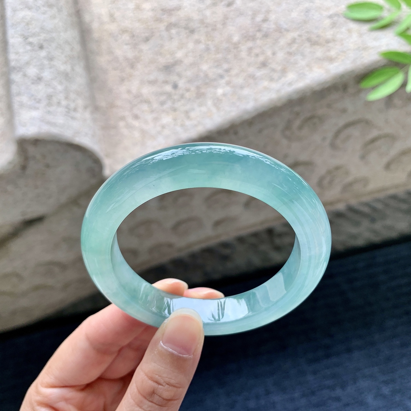 正圈53 54，圈口54.4/11.5/9.4，编码FL080608，冰糯晴蓝飘花，水润，种老，细腻，无裂。