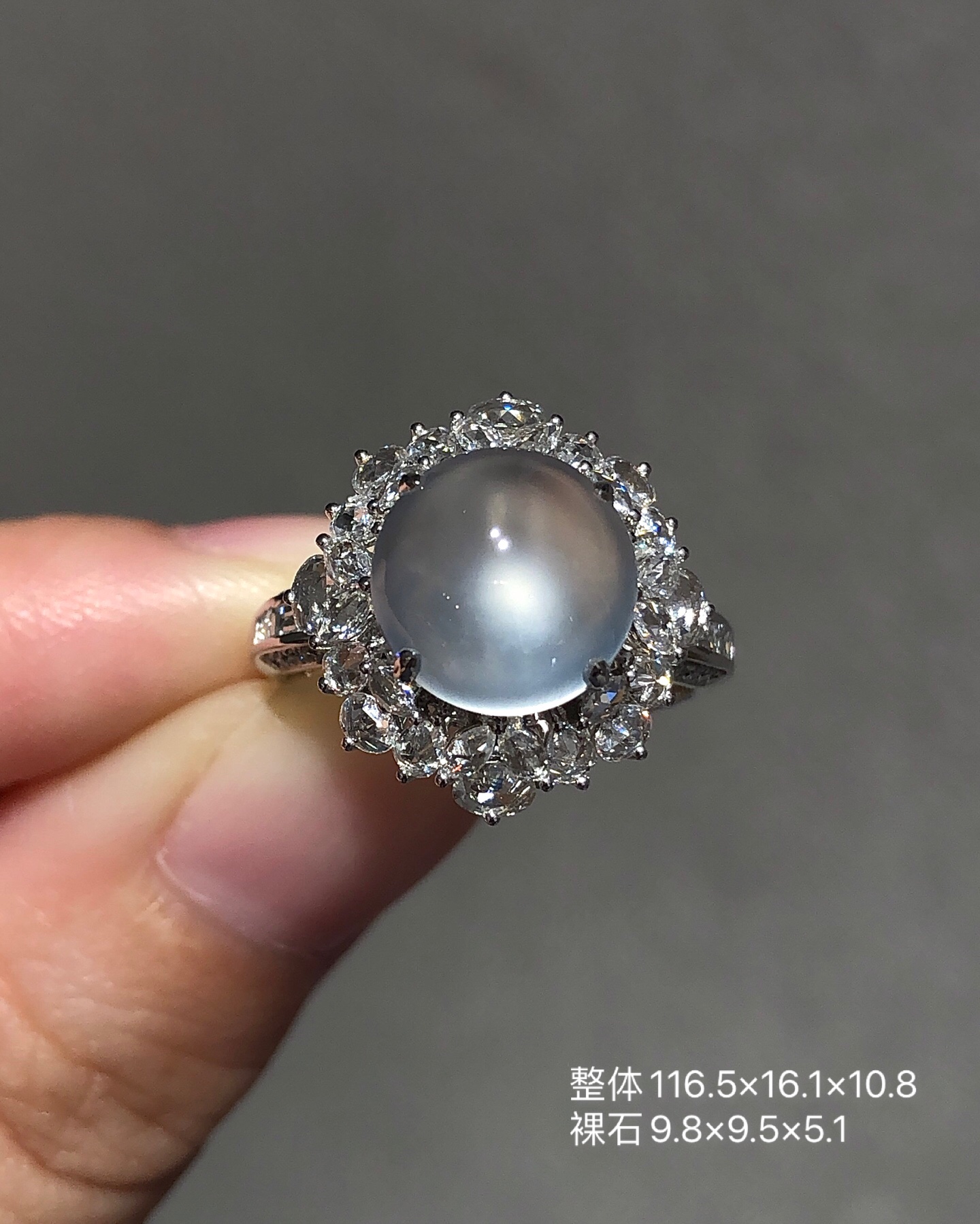 缅甸玻璃种鸽子蛋戒指，炸光灯泡底子白净钢光十足，裸石饱满圆润，无封底，上手精致时尚，无裂116.5×