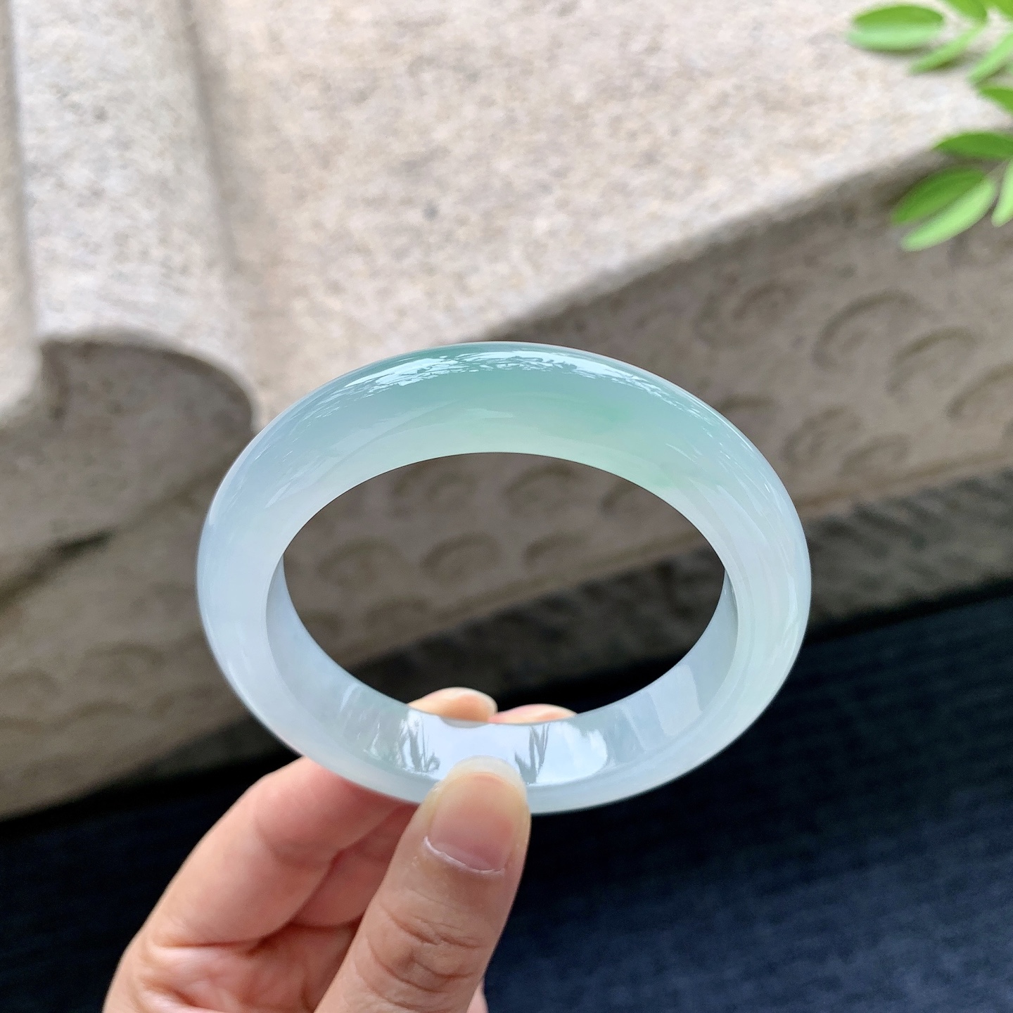正圈54 55，圈口55/12/8.8，编码GJ080610，描述冰糯飘绿，清透，水润，种老，细腻，打灯有絮线