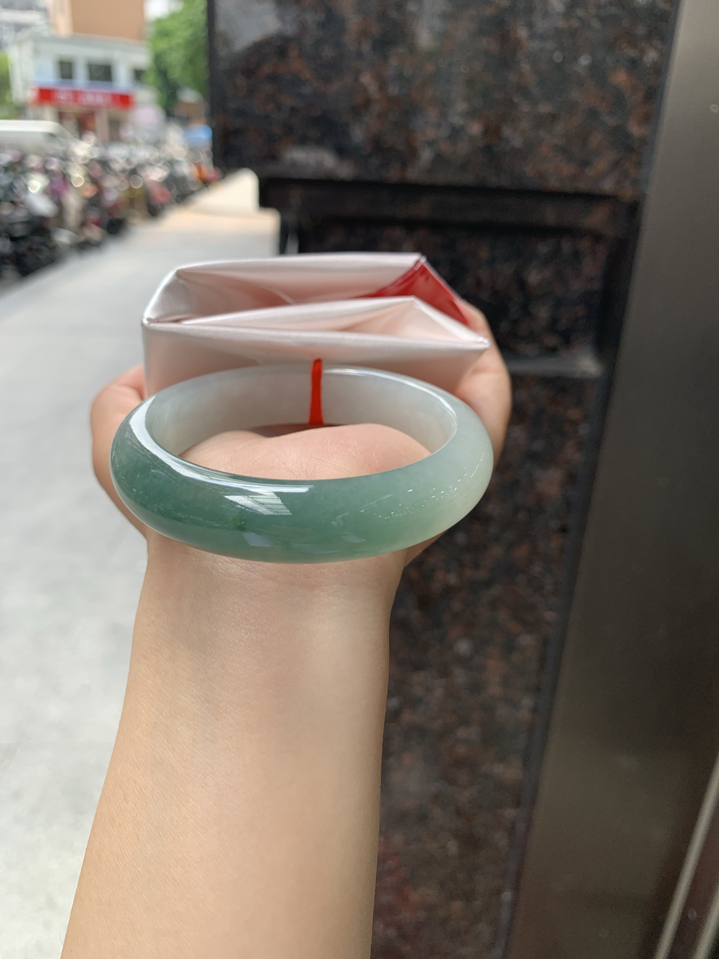 半山水正圈，54.5-13.5-8.2，0806-H277-71，无裂，底妆冰润细腻，半山半水天然意境，上手不挑皮，自带清冷感，低调不张扬，越看越有味道