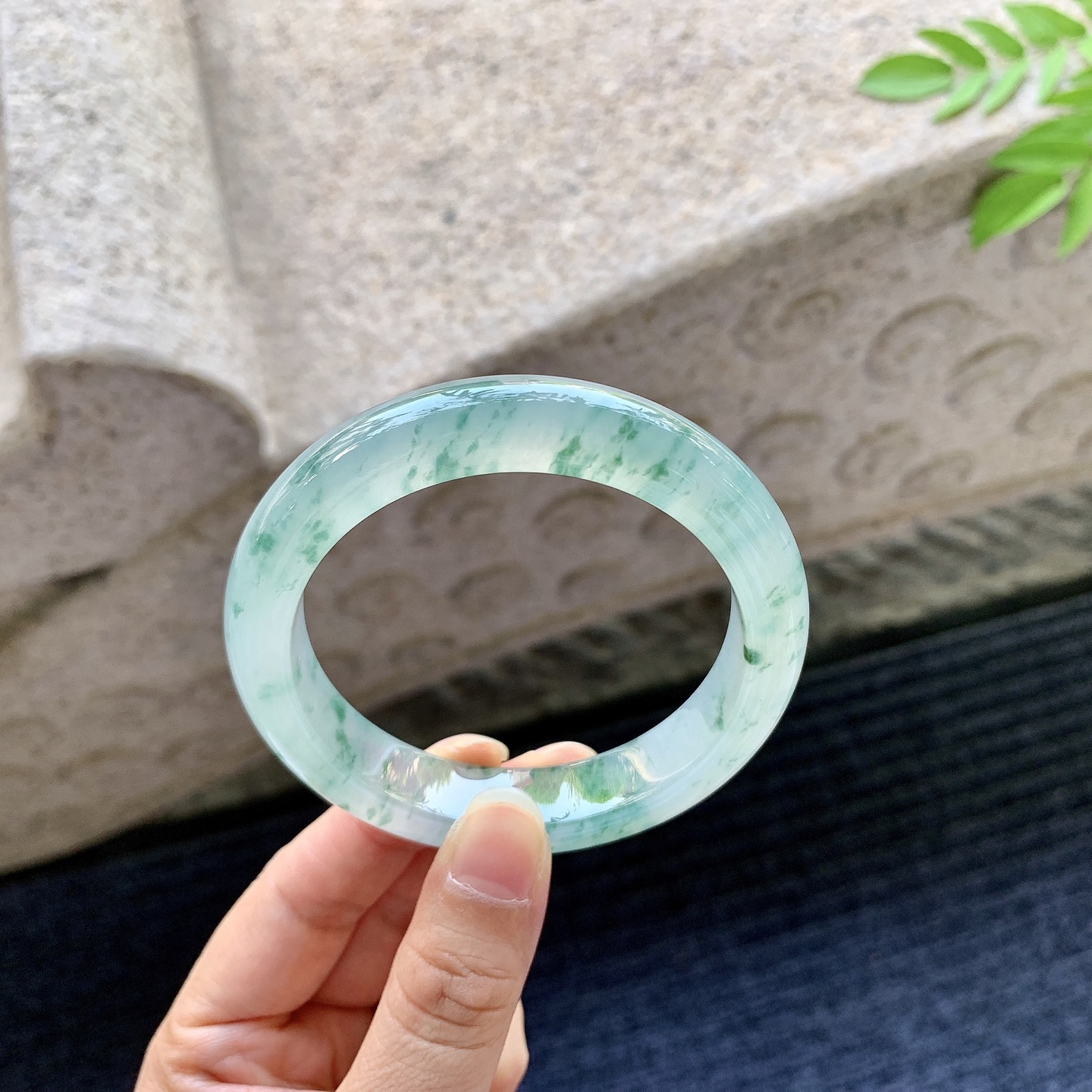 正圈56 57，圈口56.2/12.1/8.8，编码A3080721，描述糯冰飘绿花，水润，种老，细腻，无裂。