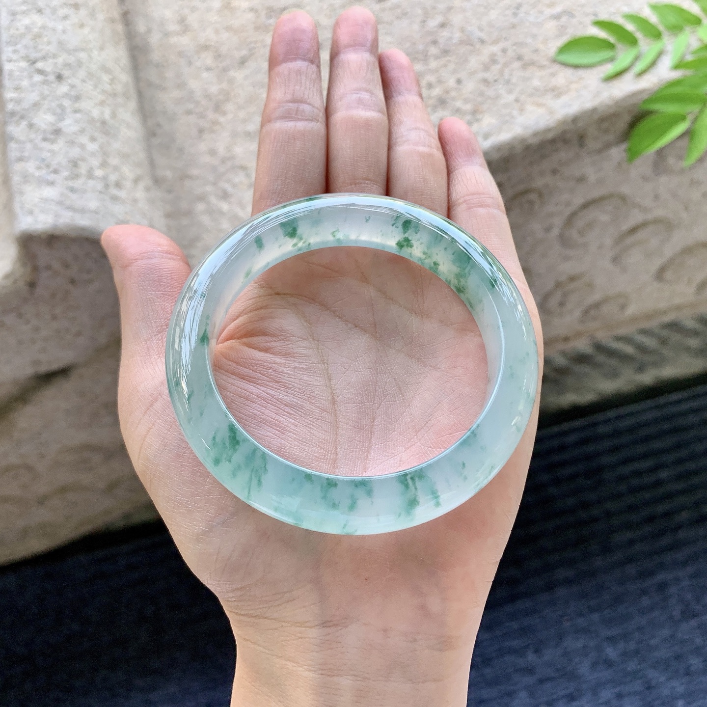 正圈56 57，圈口56.2/12.1/8.8，编码A3080721，描述糯冰飘绿花，水润，种老，细腻，无裂。