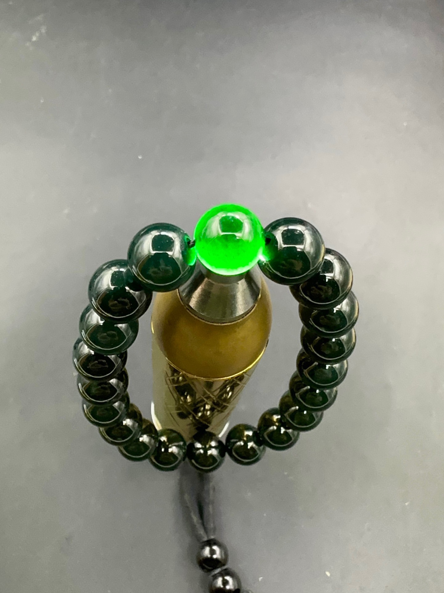 【墨翠手串10mm】老坑冰种   黑度极黑  灯照全透  呈帝王绿  种老起光   底极细腻  圆润