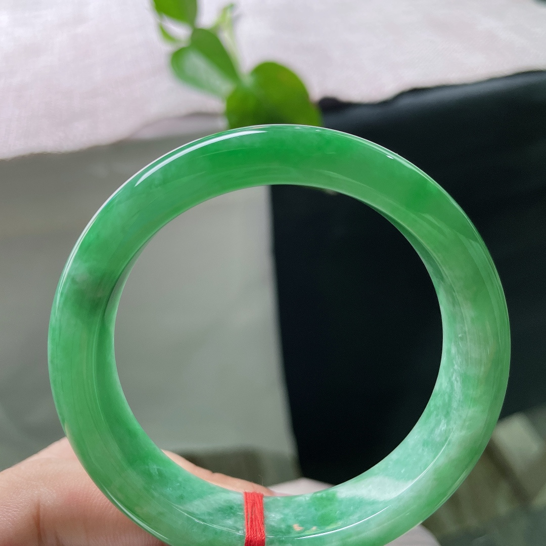 54.9/13.5/8.7，满绿正圈，无裂，翠色浓郁鲜亮，玉质水润，贵气十足，腕间气场全揽。ss56322a