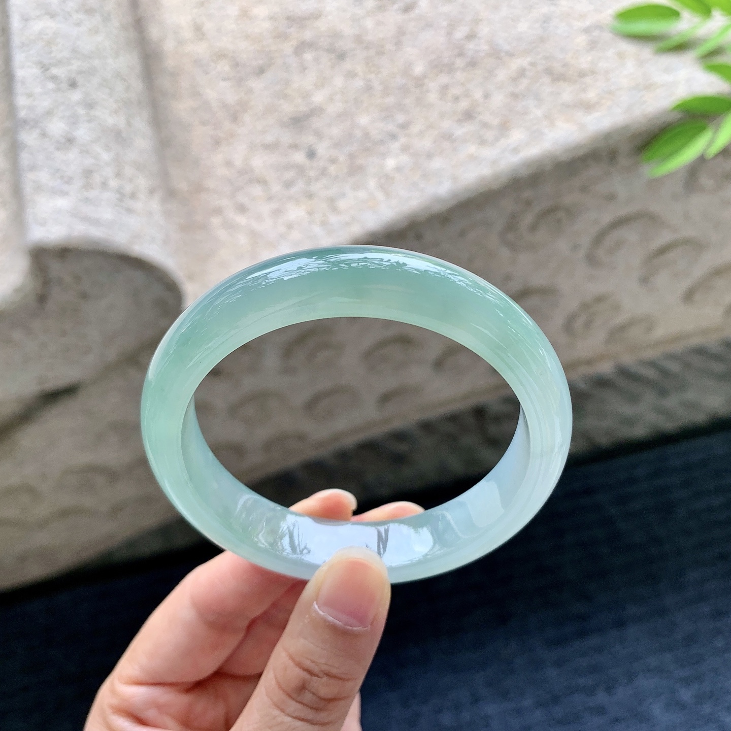正圈56 57，圈口57/12.8/7.7，编码Q5080619，糯冰晴绿，水润，种老，细腻，无裂。