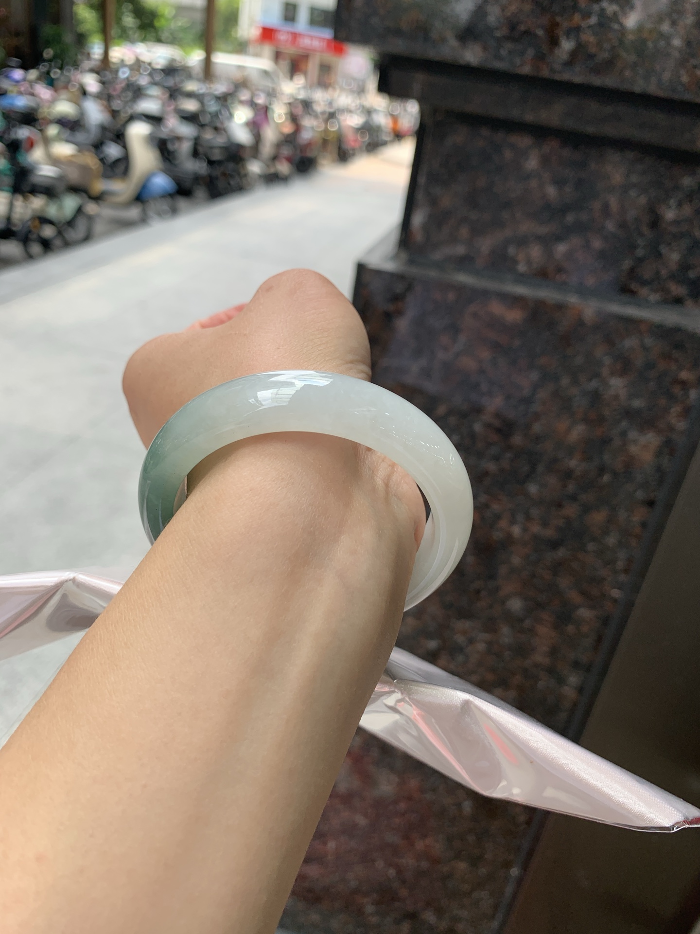 半山水正圈，54.5-13.5-8.2，0806-H277-71，无裂，底妆冰润细腻，半山半水天然意境，上手不挑皮，自带清冷感，低调不张扬，越看越有味道